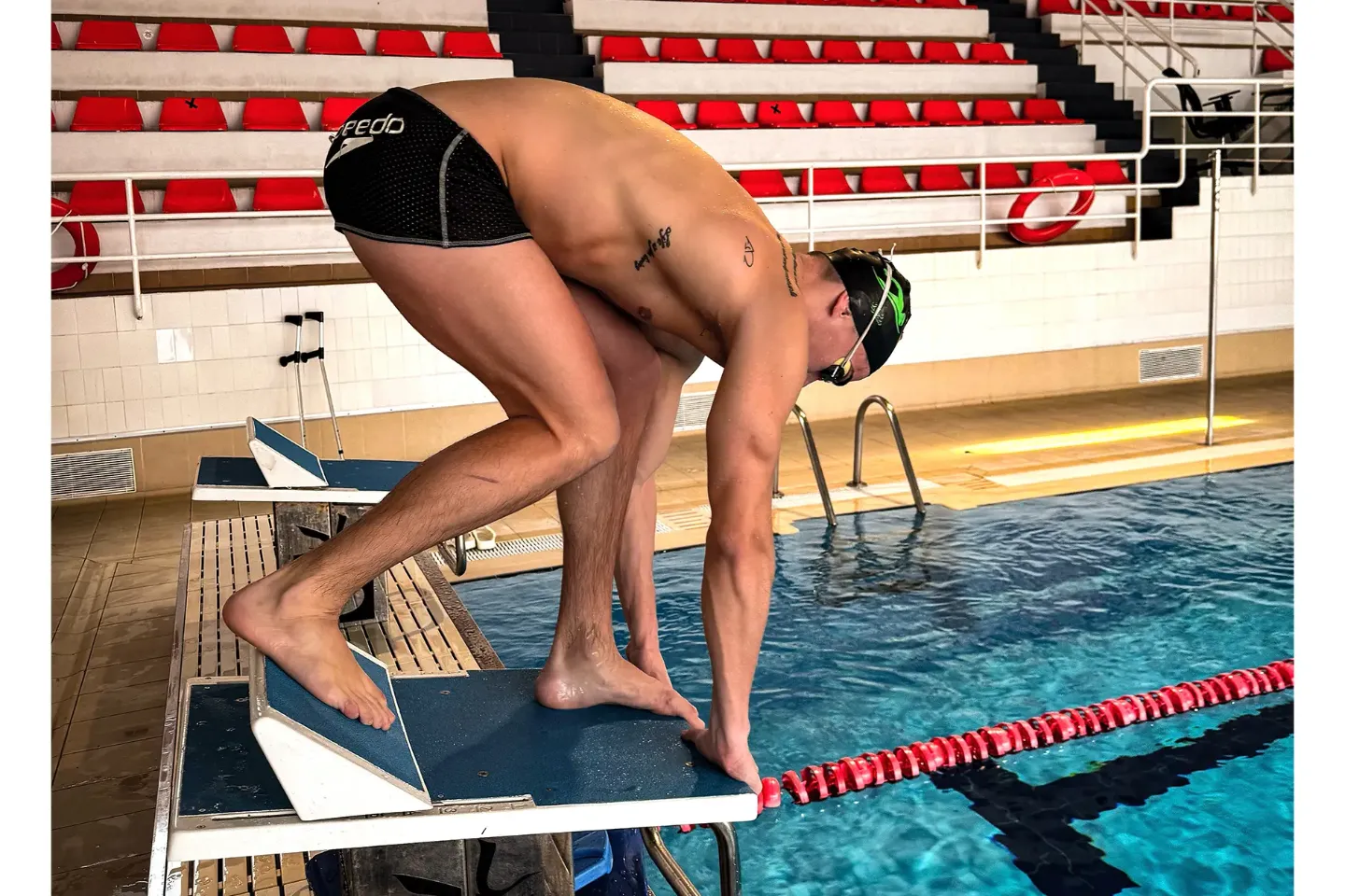 Imagen de un residente de la Clínica Universidad de Navarra a punto de lanzarse a la piscina en un campeonato de natación.