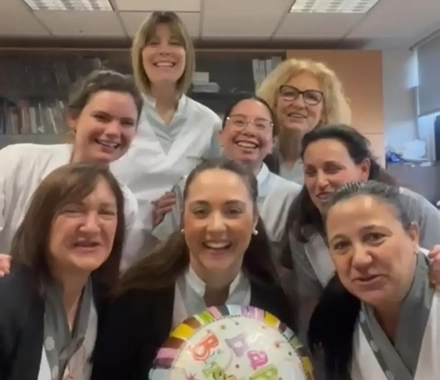 Imagen de varias enfermeras y auxiliares de la Clínica Universidad de Navarra con un globo de cumpleaños.