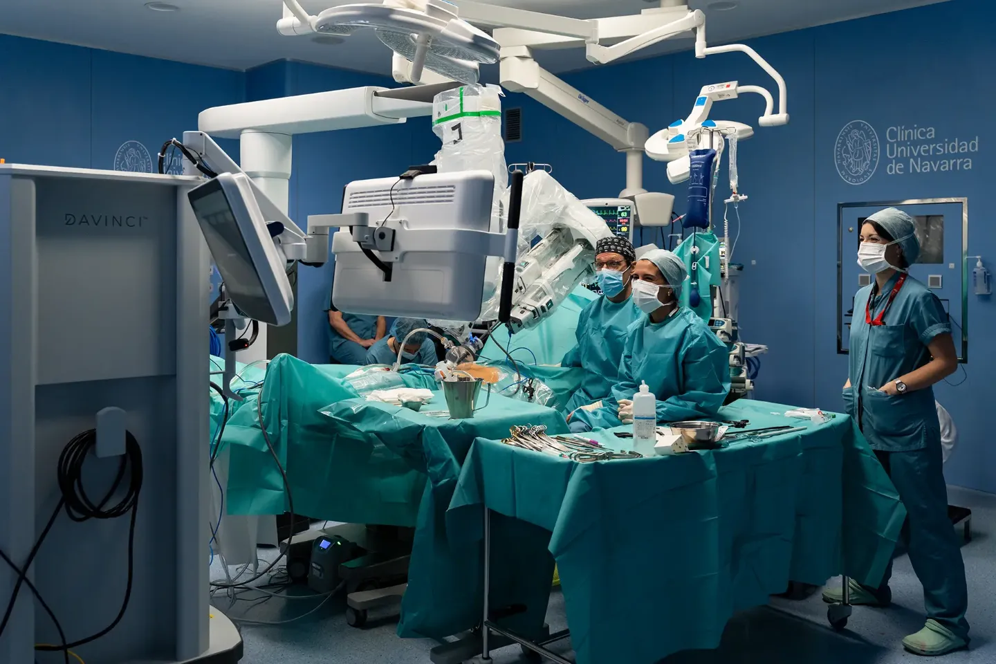 Imagen de un quirófano de la Clínica Universidad de Navarra durante una cirugía con el robot Da Vinci Single Port donde aparecen varios médicos y enfermeras.