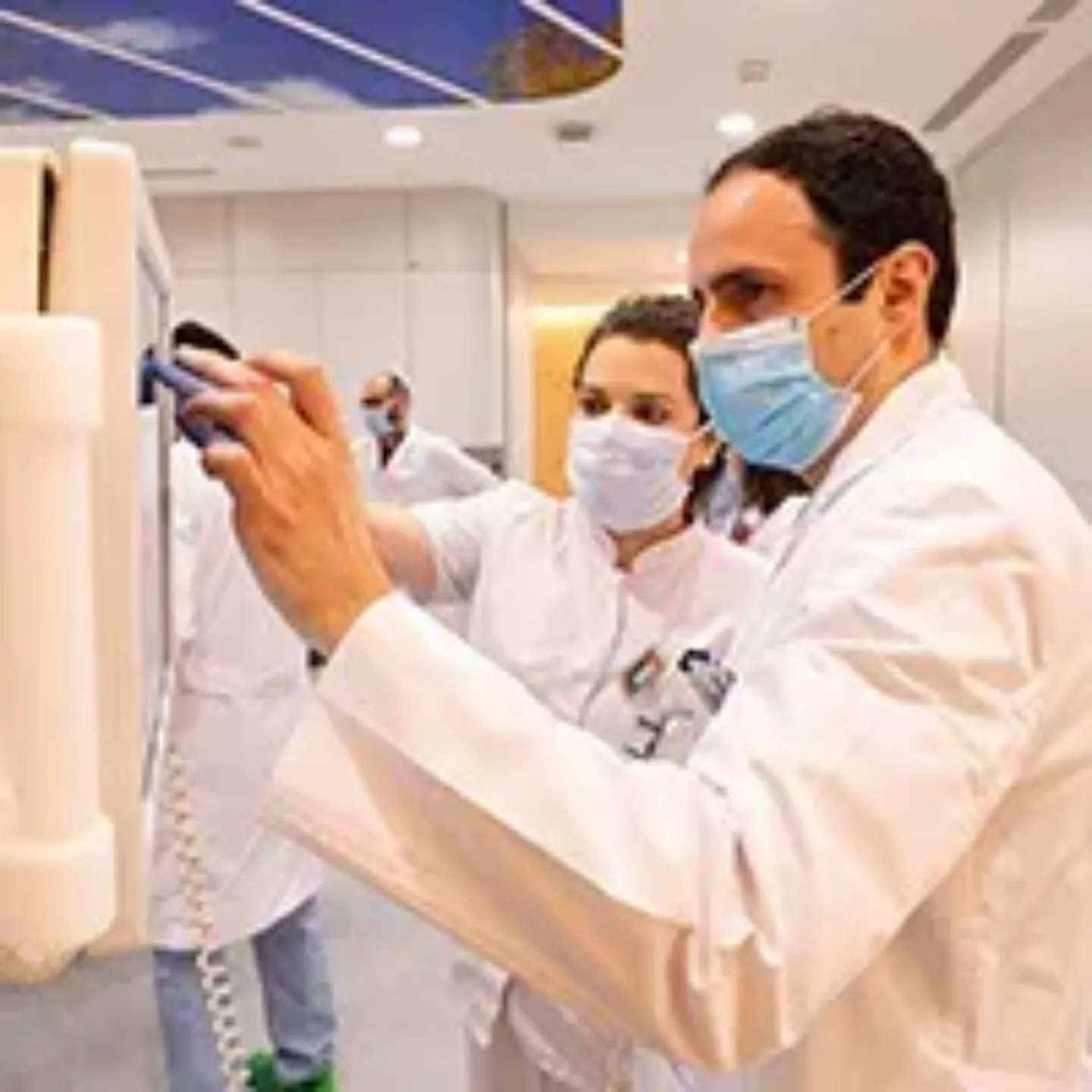 Imagen de un técnico en protonterapia. Clínica Universidad de Navarra