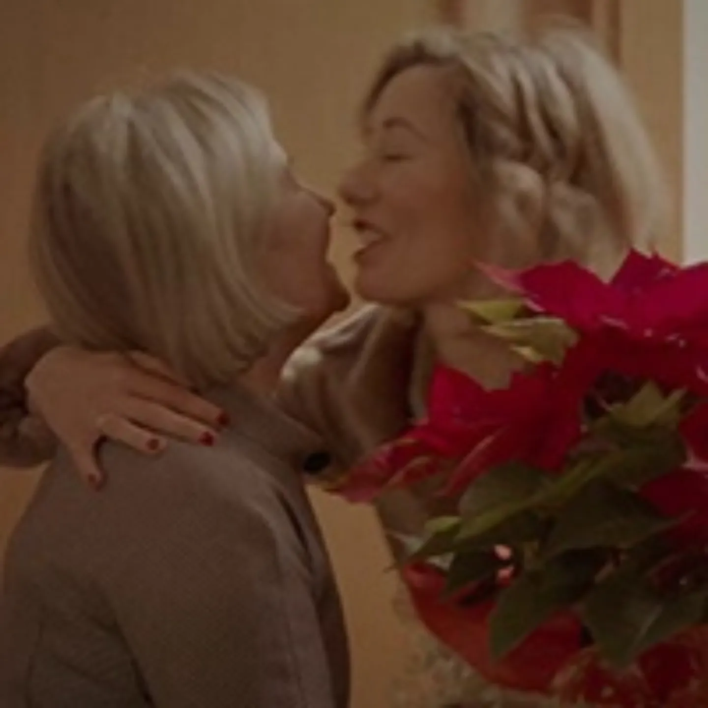 Edurne Fernández Fernández, enfermera en la Unidad de Endoscopias, conversa con Marina Fernández González, profesional jubilada del Servicio de Lavandería.