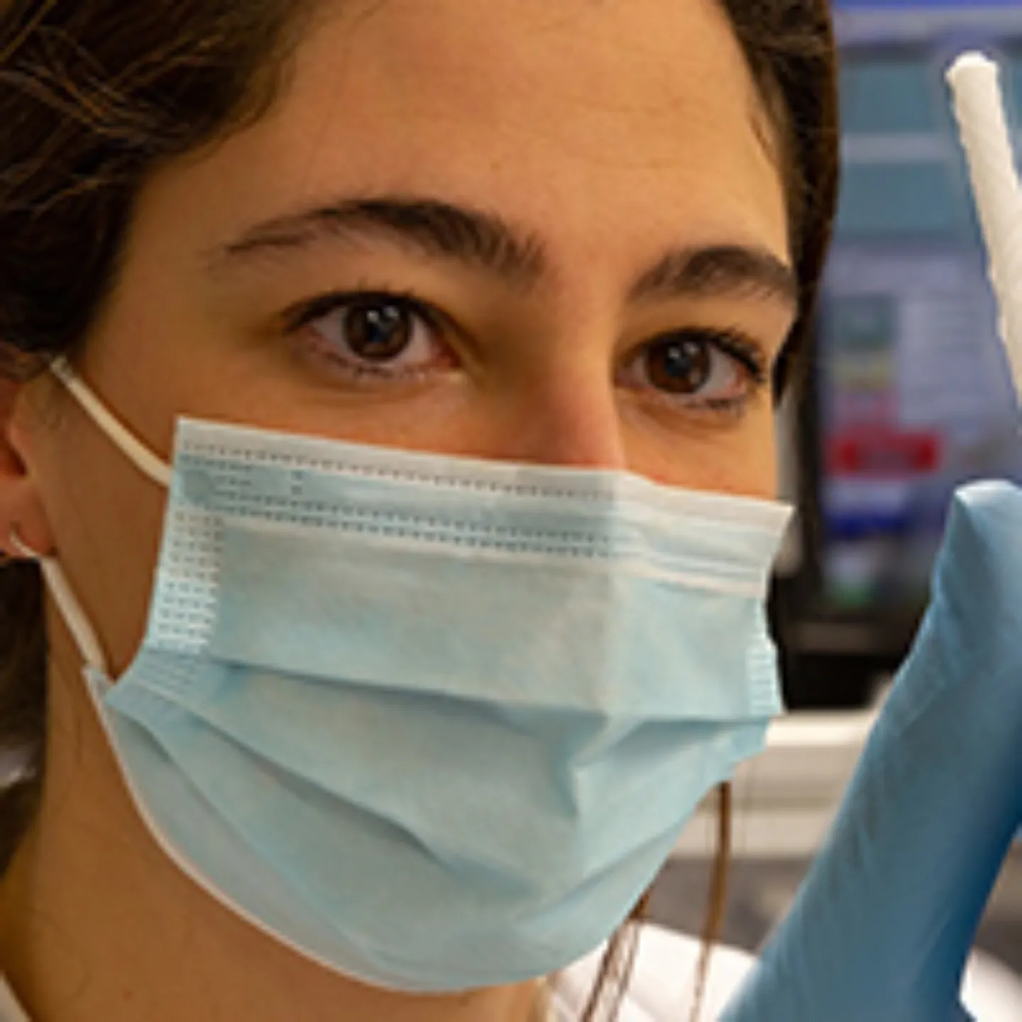 Imagen de una enfermera en laboratorio para la revista Somos CUN 119.