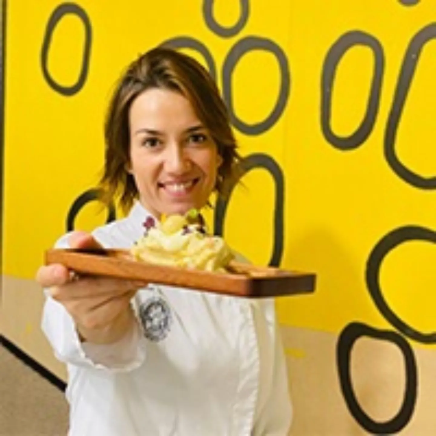 La chef y dietista de la Clínica Universidad de Navarra en Madrid, Xandra Luque, recibe el primer premio del Concurso de la mejor ensaladilla rusa de la Comunidad de Madrid de la asociación ACYRE.