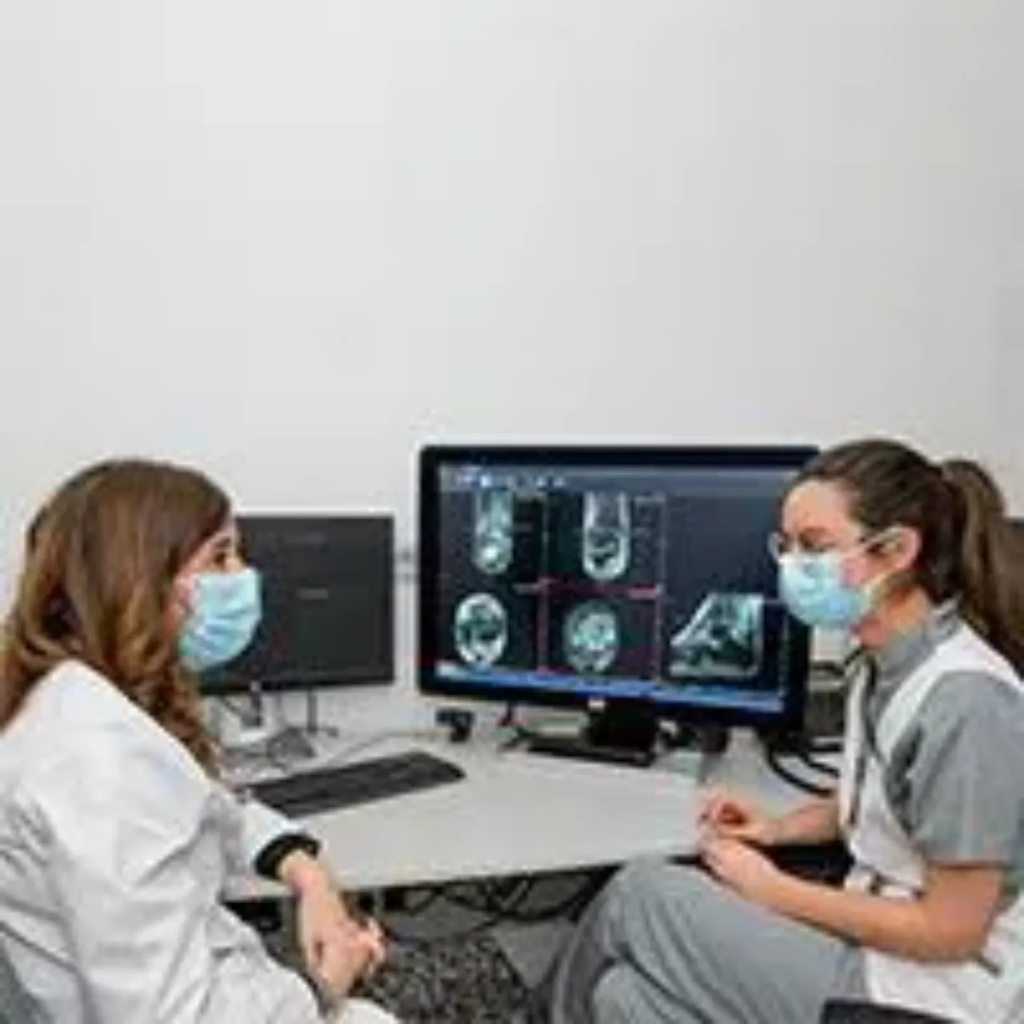 Imagen de Beatríz Álvarez de Sierra, de Radiología y Marta Díaz, enfermera de Oncología Pediátrica. Entrevista Al Alimón. Clínica Universidad de Navarra