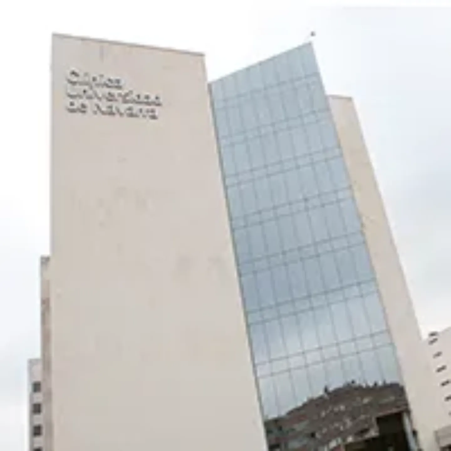 Imagen de la fachada del edificio de consultas de la Clínica Universidad de Navarra