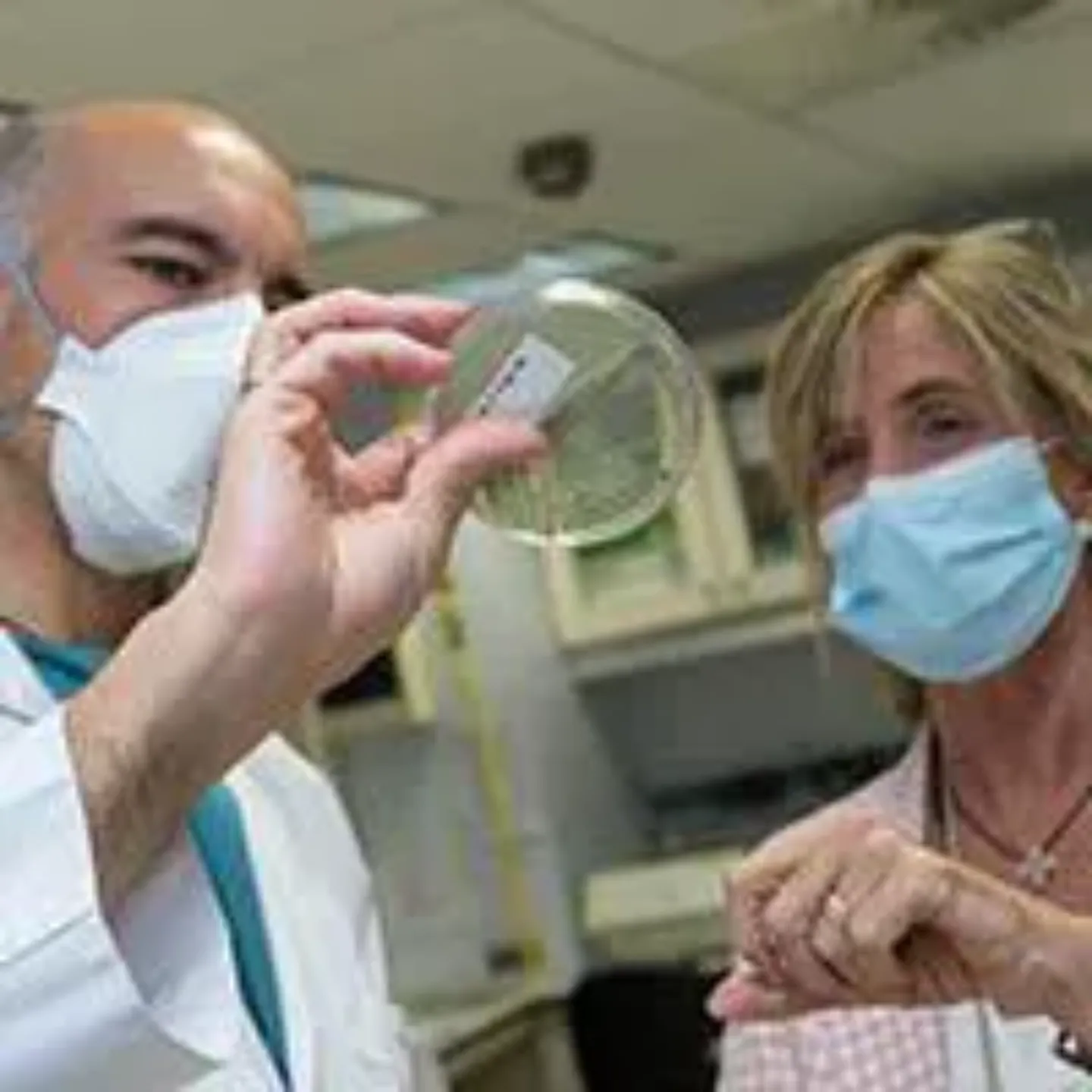 Imagen Gabriel Reina y Beth Paloma, protagonistas de la entrevista Al Alimón. Clínica Universidad de Navarra