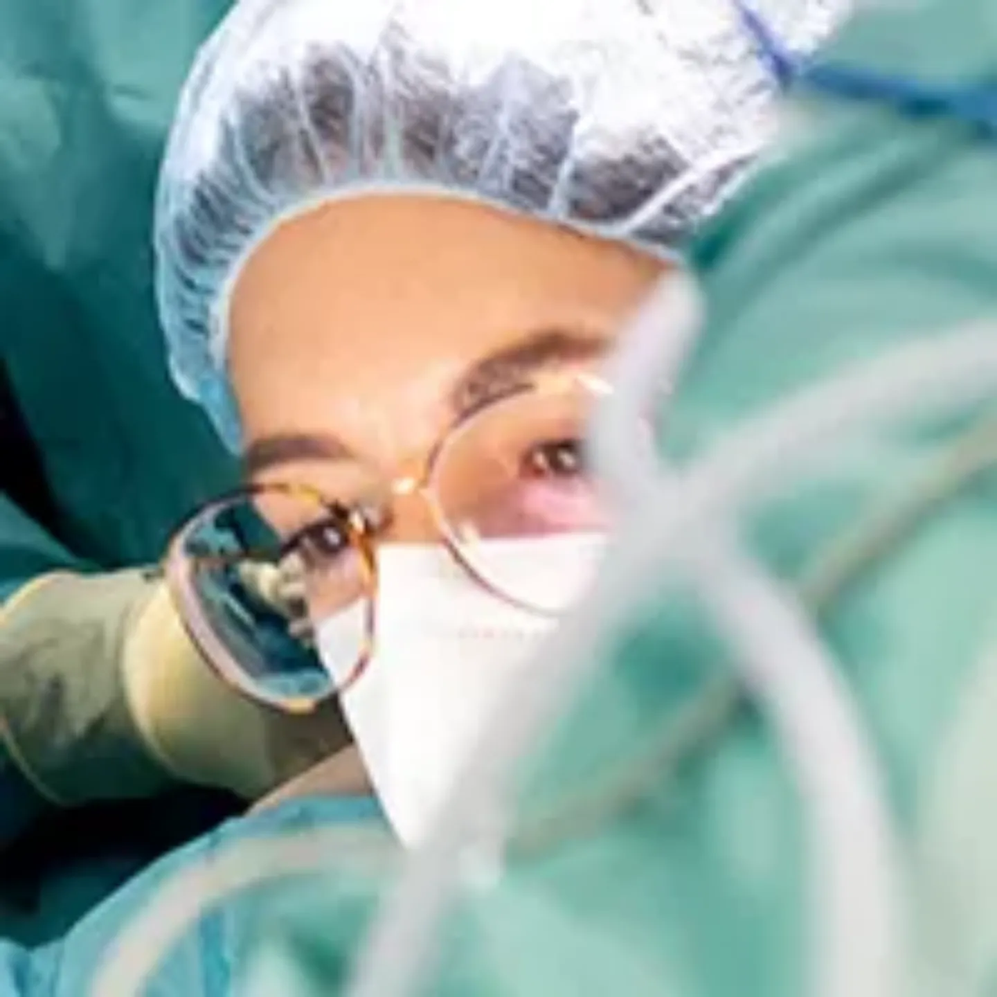 Imagen de una profesional en quirófano. Editorial de la revista Noticias.CUN nº 121. Clínica Universidad de Navarra