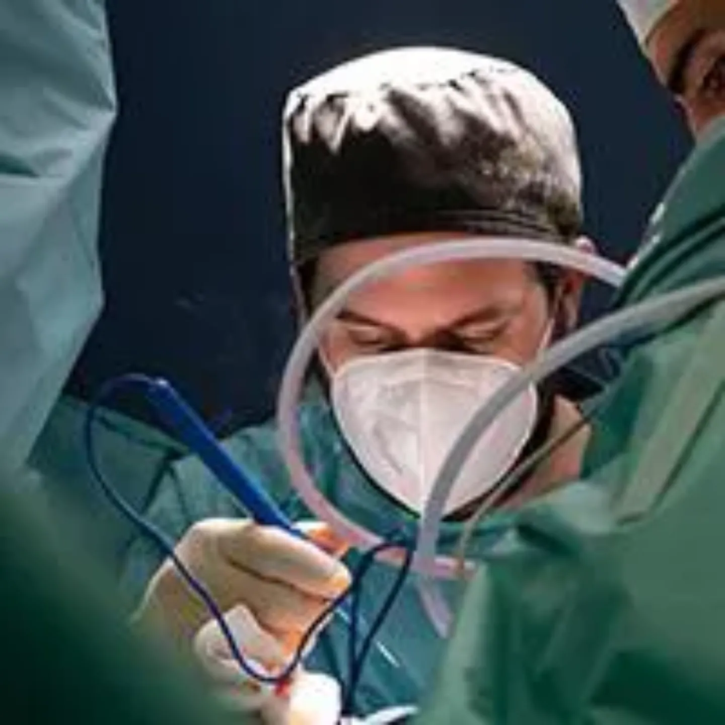 Imagen de un dermatólogo en quirófano para tratar la hidrosadenitis. Clínica Universidad de Navarra