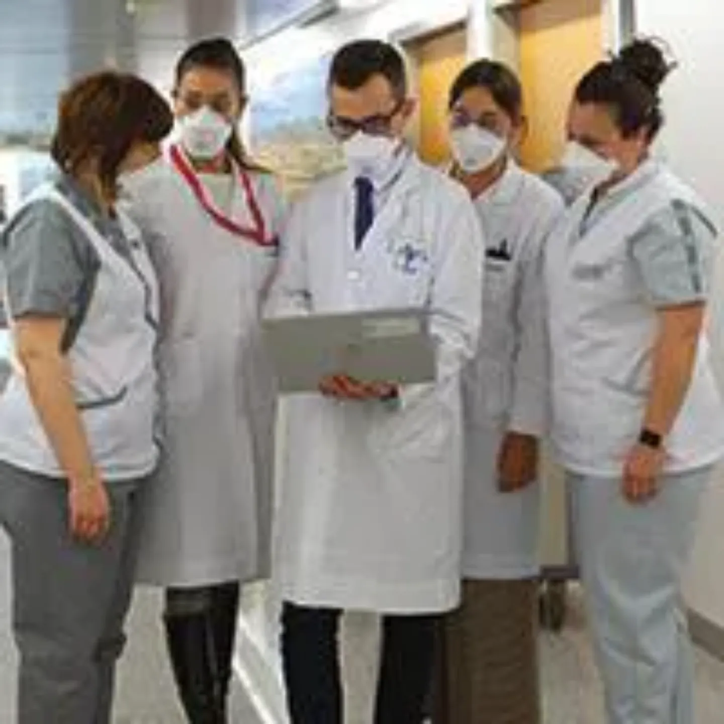 Imagen de médicos enseñando a alumnos en la Clínica Universidad de Navarra.