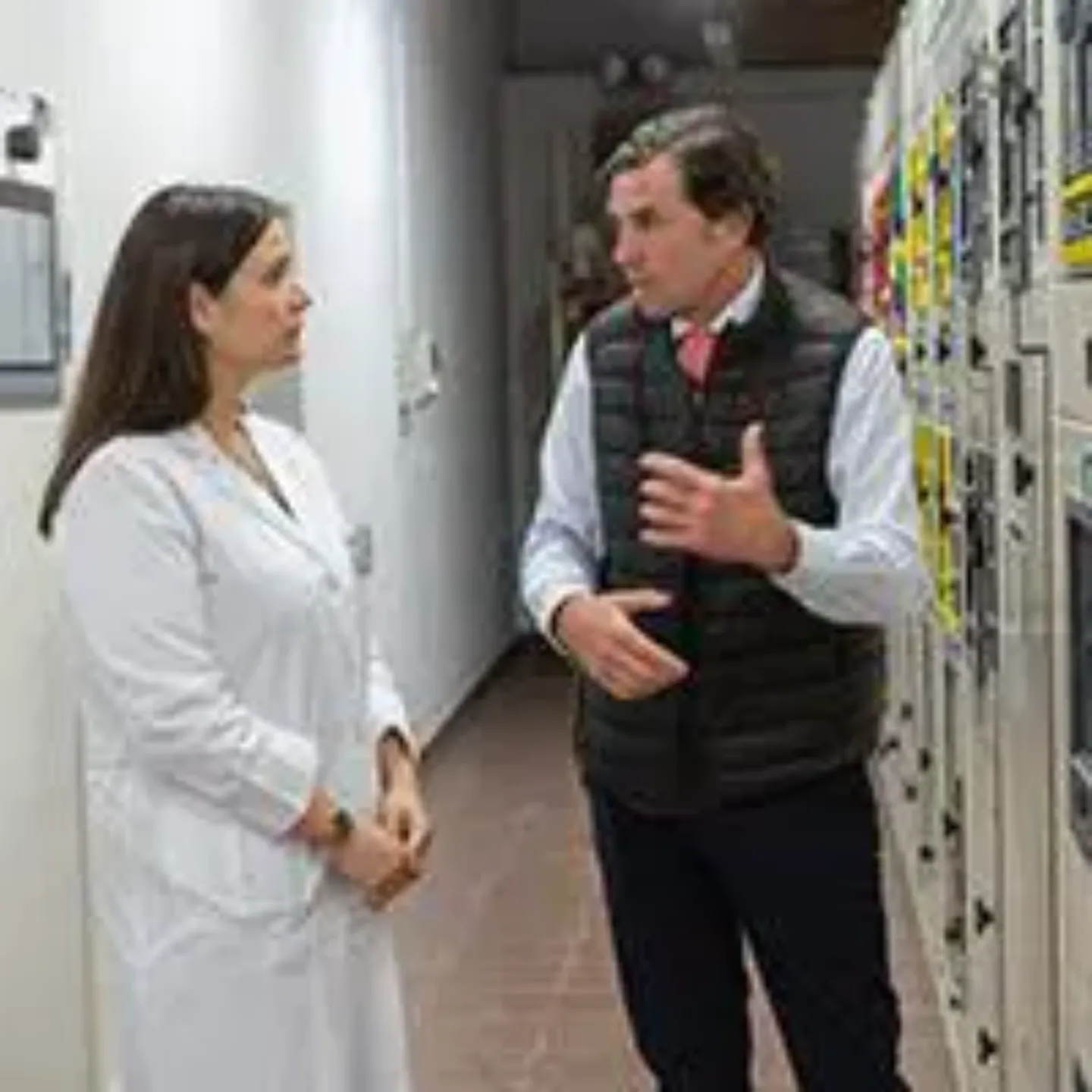 Foto de Pepe Mateo y Teresa Cuenca en la zona de mantenimiento de la Clínica