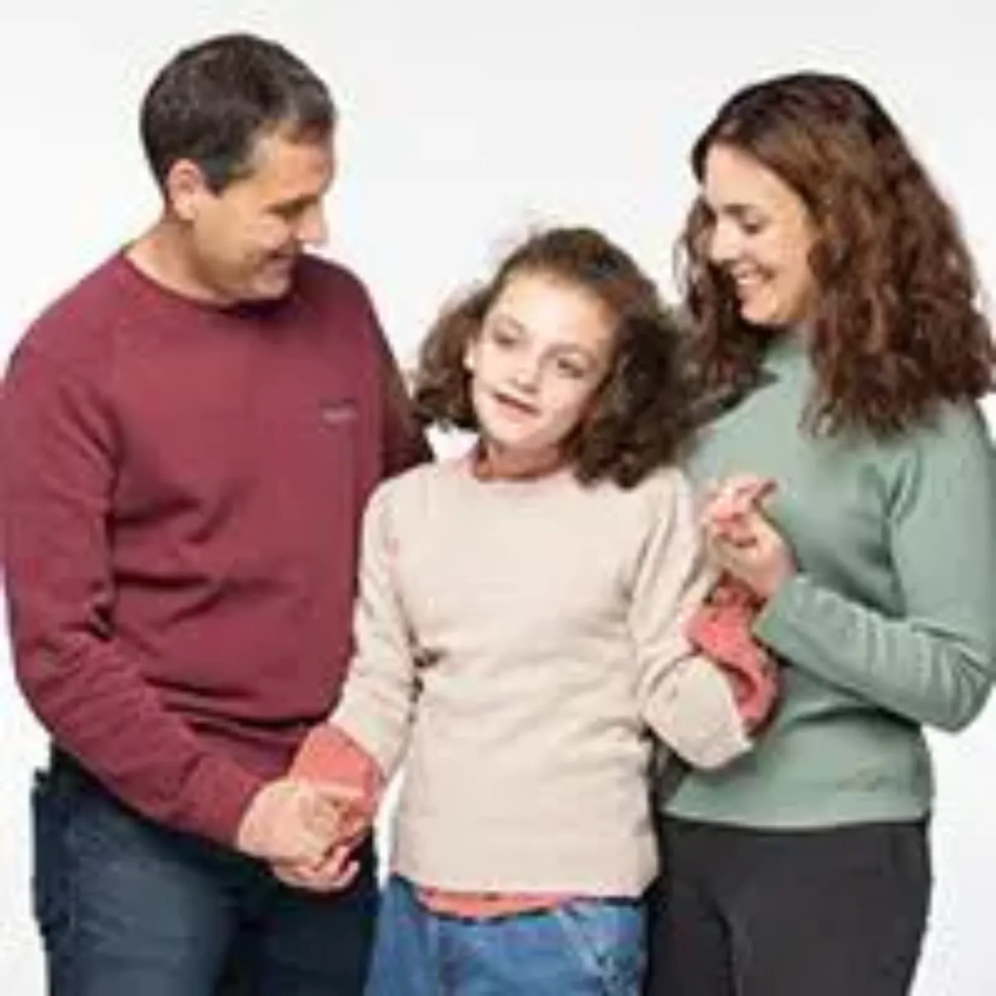 Foto de un padre, una madre y la hija para un reportaje de asociación de pacientes. 