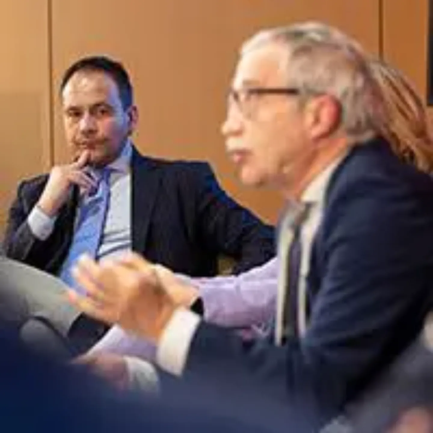 Foto del Dr. José Luis del Pozo en un acto con pacientes.