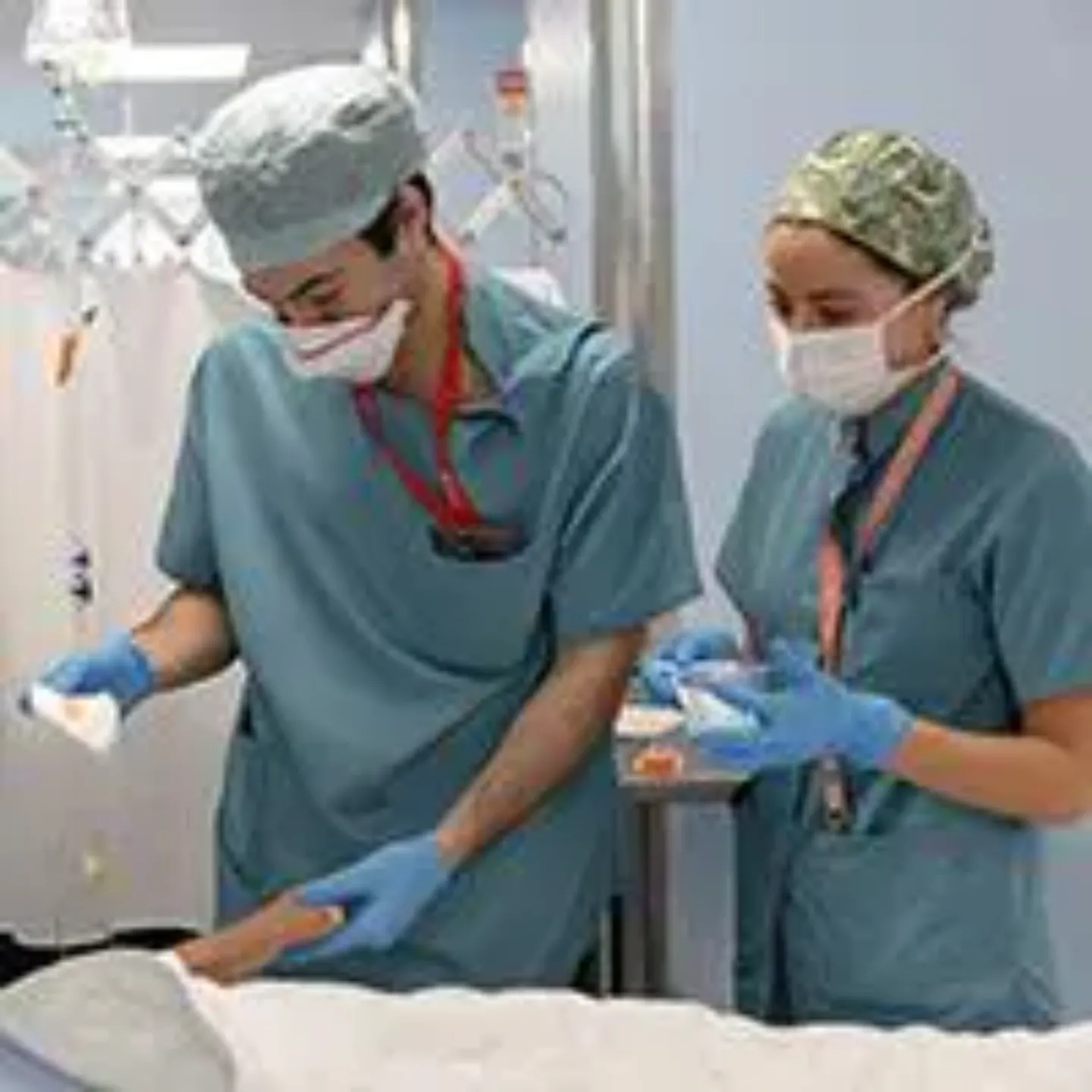 Foto de un médico y de una enfermera atendiendo a un paciente en la Clínica Universidad de Navarra