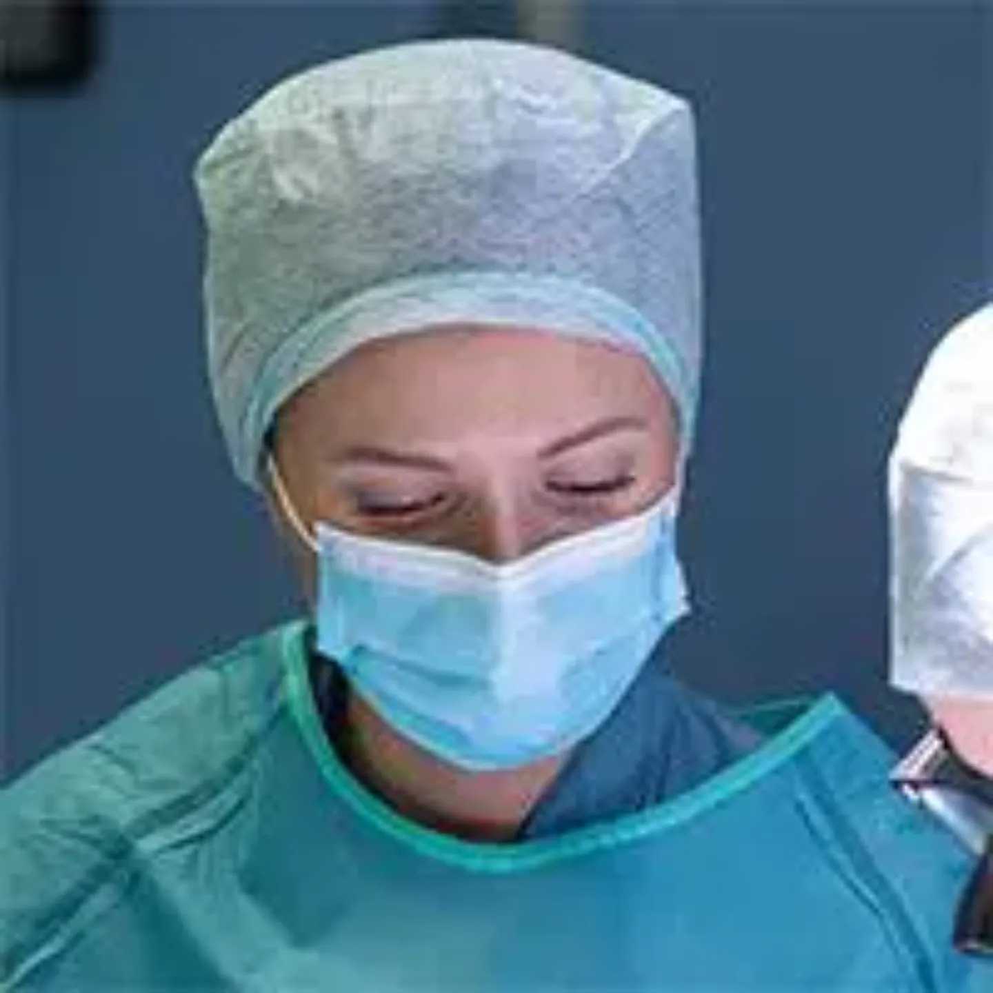 Foto de una enfermera con mascarilla en el quirófano de la Clínica Universidad de Navarra