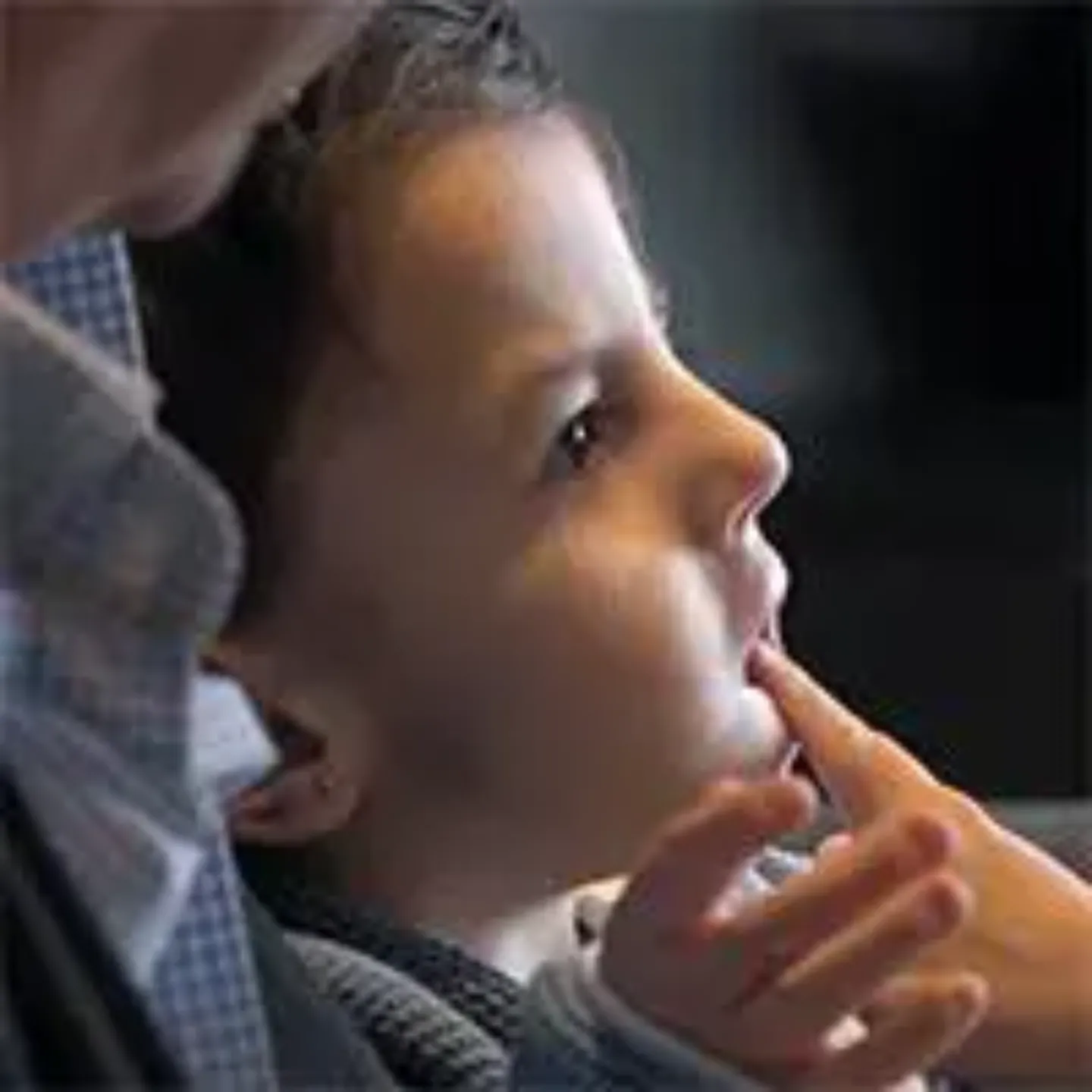 Foto de un paciente infantil de la Clínica Universidad de Navarra mirando de frente
