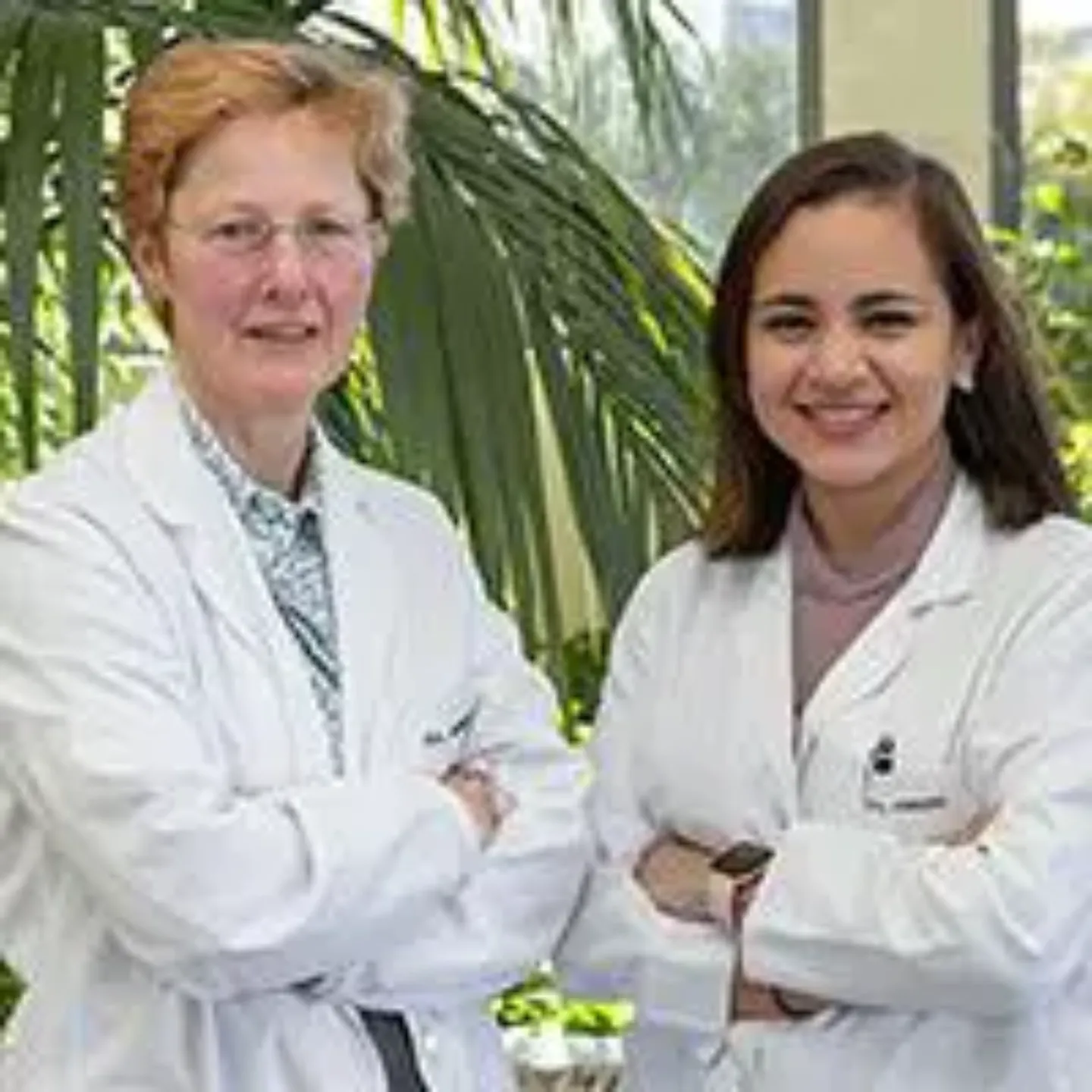 Foto de la Dra. Fruhbeck y la dra. Perdomo, del Departamento de Endocrinología, en un pasillo de la Clínica Universidad de Navarra. 