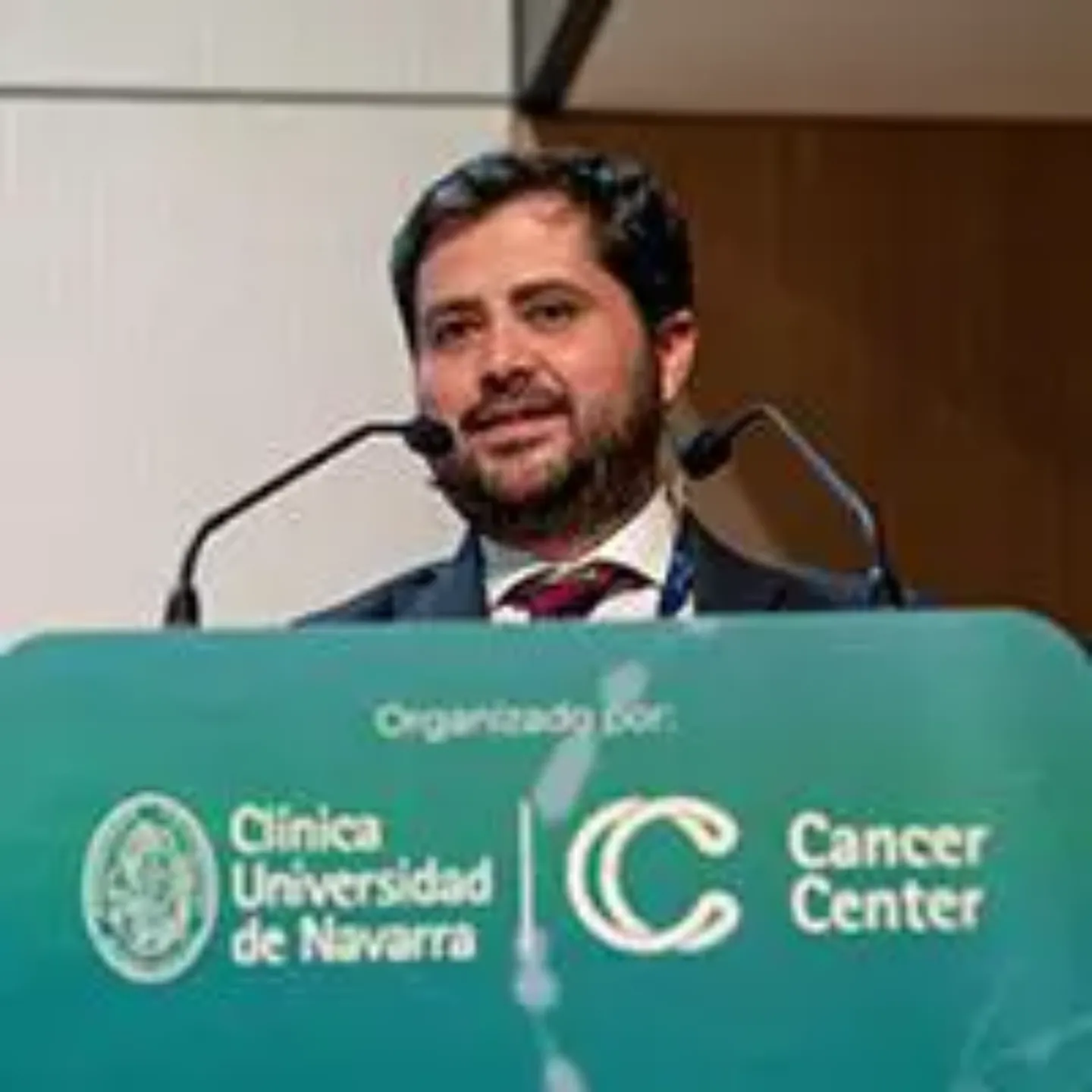 Imagen del Dr. Castañón, oncólogo médico de la Clínica Universidad de Navarra, impartiendo una ponencia en la jornada sobre ensayos clínicos. 