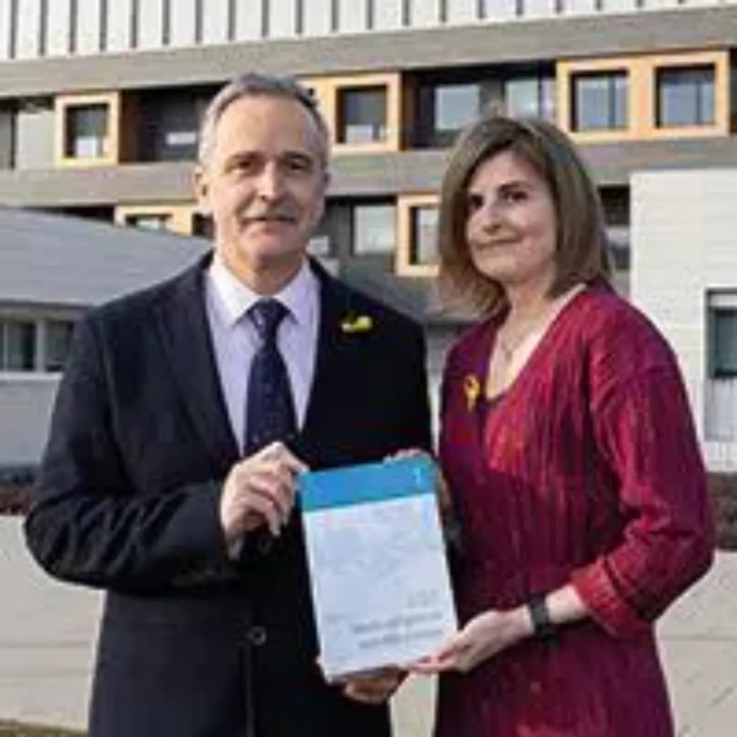 Foto del Dr. Martí y la Dra. Morán. en la sede de Madrid de la Clínica Universidad de Navarra