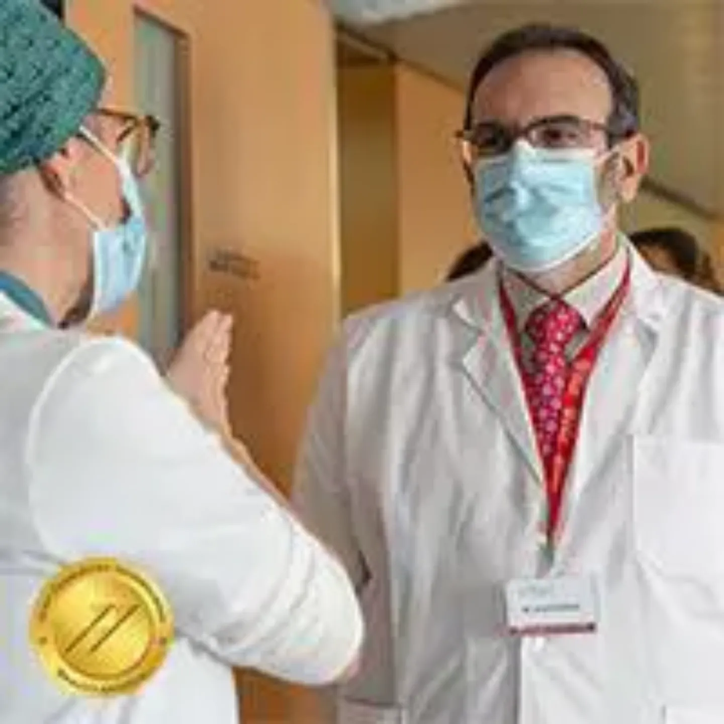 Fotografía de dos profesionales en los pasillos de la Clínica Universidad de Navarra