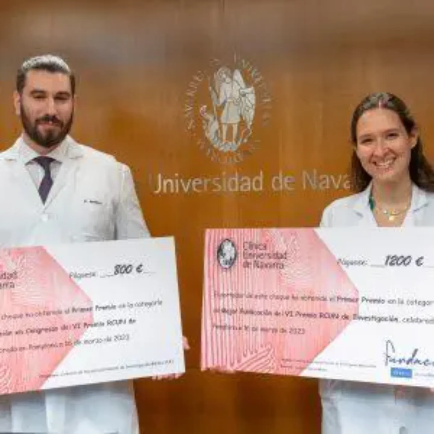 Foto de la Dra. Morales y el Dr. Mendoza, residentes de la clínica, con un cheque por un premio. 