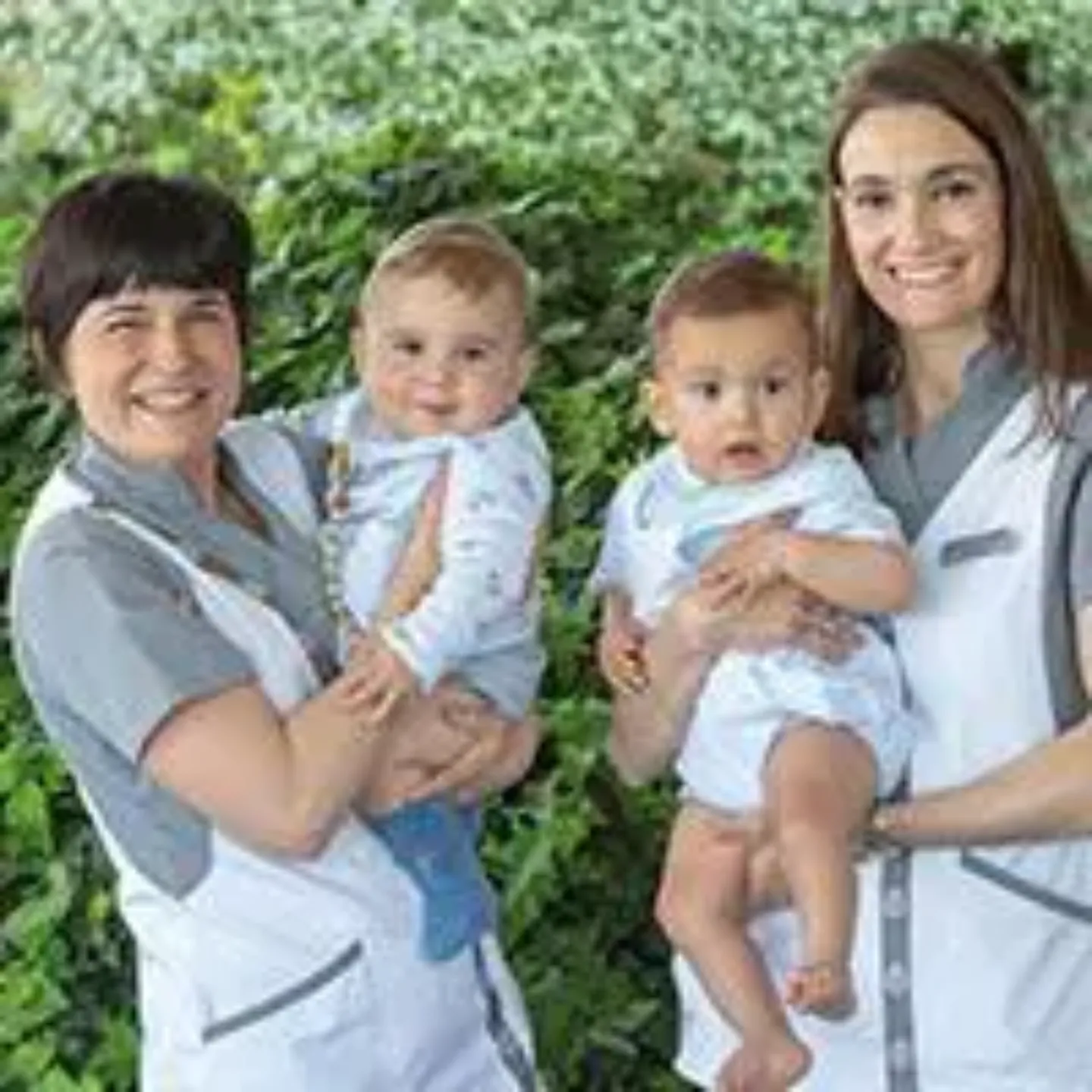 Foto de Uxue y Elena, enfermeras de la Clínica Universidad de Navarra, junto a sus hijos álvaro y marco. 