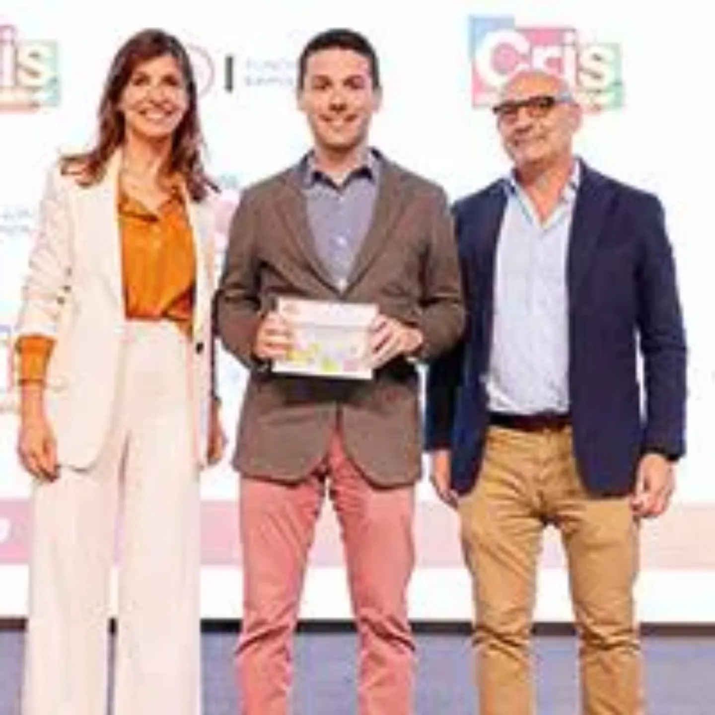 Imagen de la entrega del cheque de la Fundación CRIS como ayuda a la investigación. Clínica Universidad de Navarra