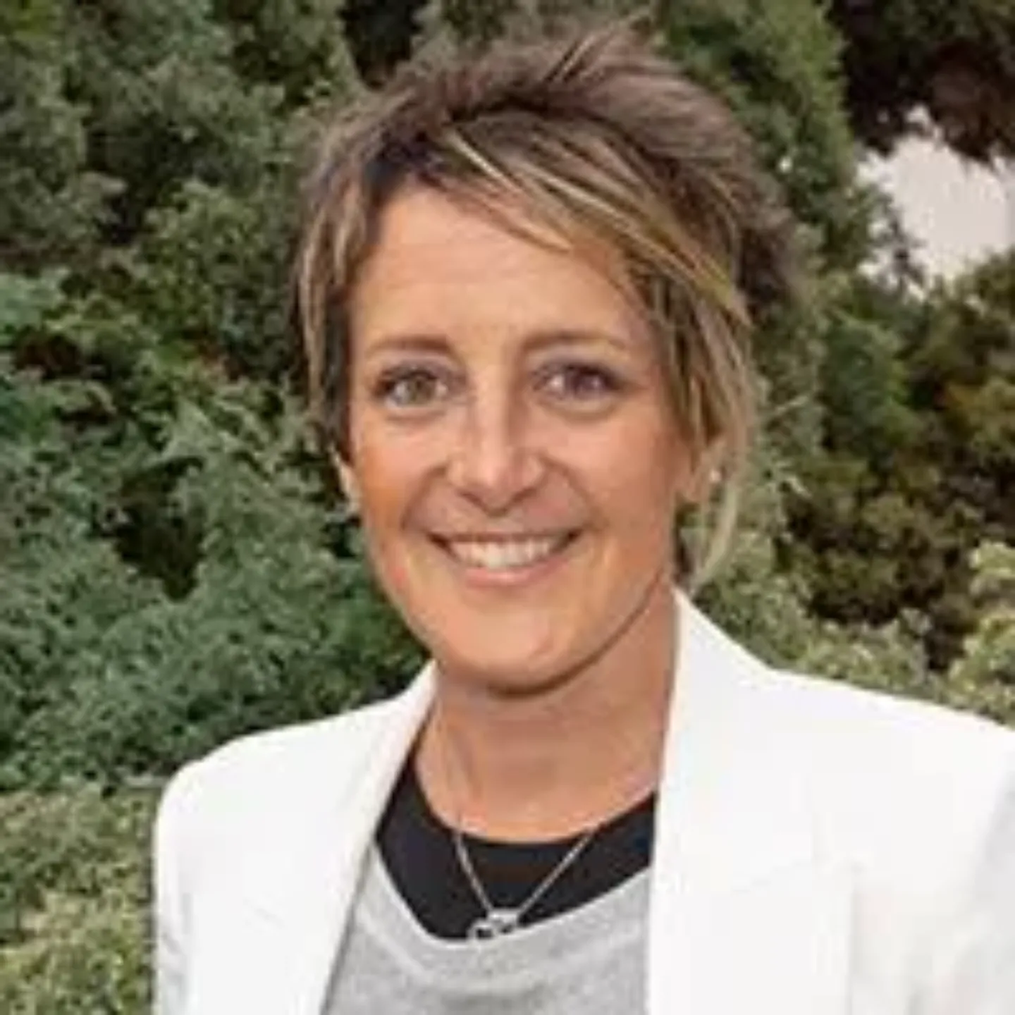 Imagen de Belen Sarasíbar, profesional de la Clínica y paciente tratada de un cáncer de mama.