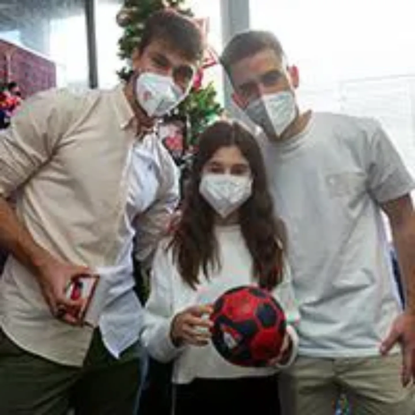 Imagen de jugadores de Osasuna visitando a niños hospitalizados con cáncer. Clínica Universidad de Navarra