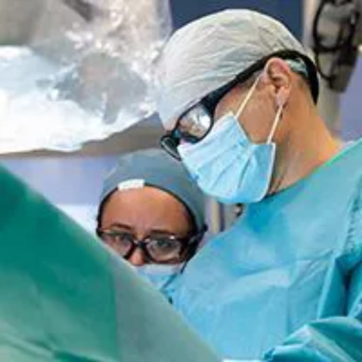 Imagen un ginecólogo realizando una cirugía para mejorar la tasa de embarazo. Clínica Universidad de Navarra