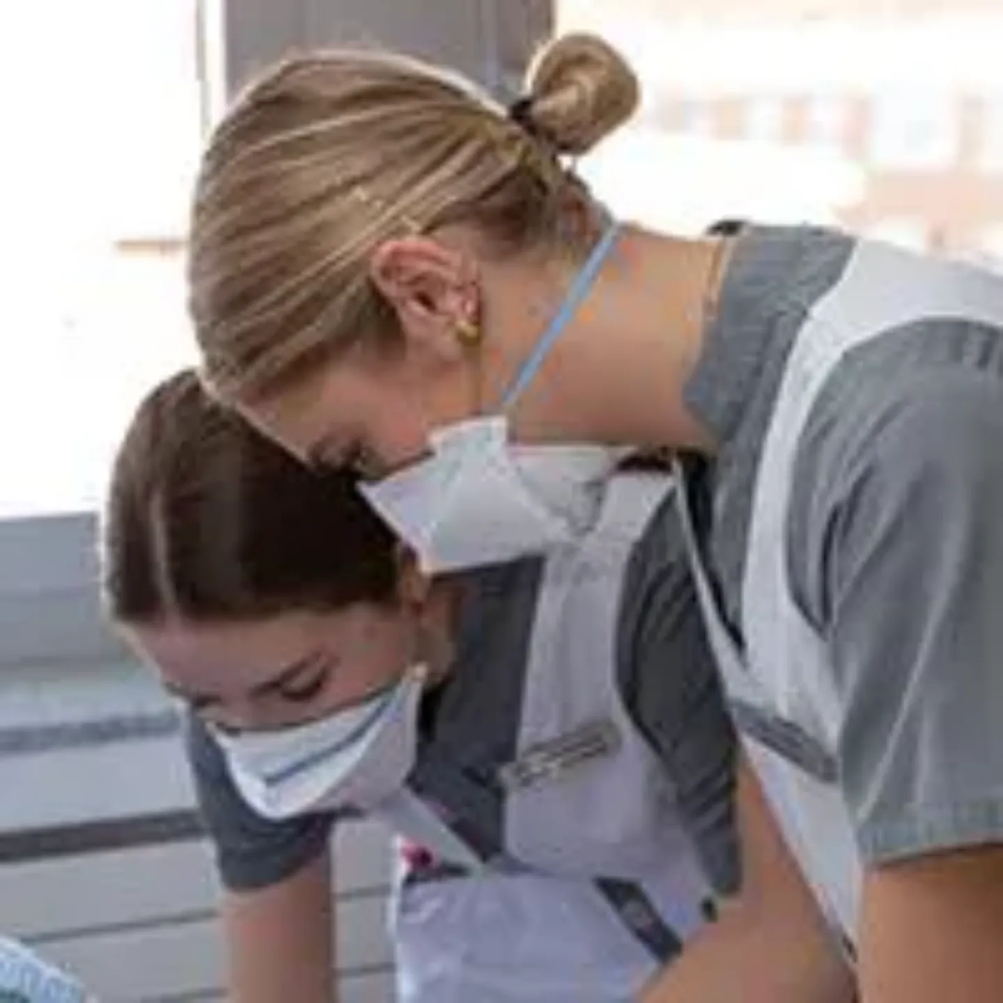 Imagen de dos enfermeras cuidando a un paciente en la Clínica Universidad de Navarra.