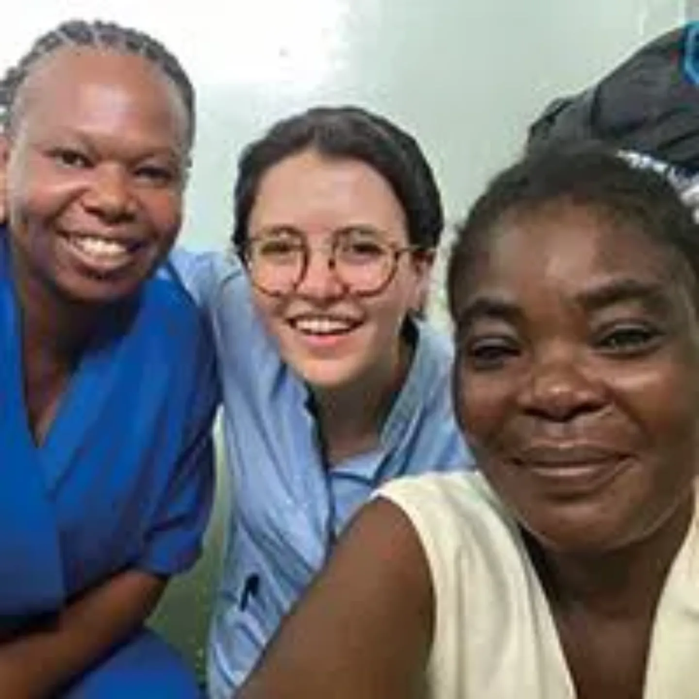 Imagen profesionales de la Clínica realizando una labor solidaria en África.