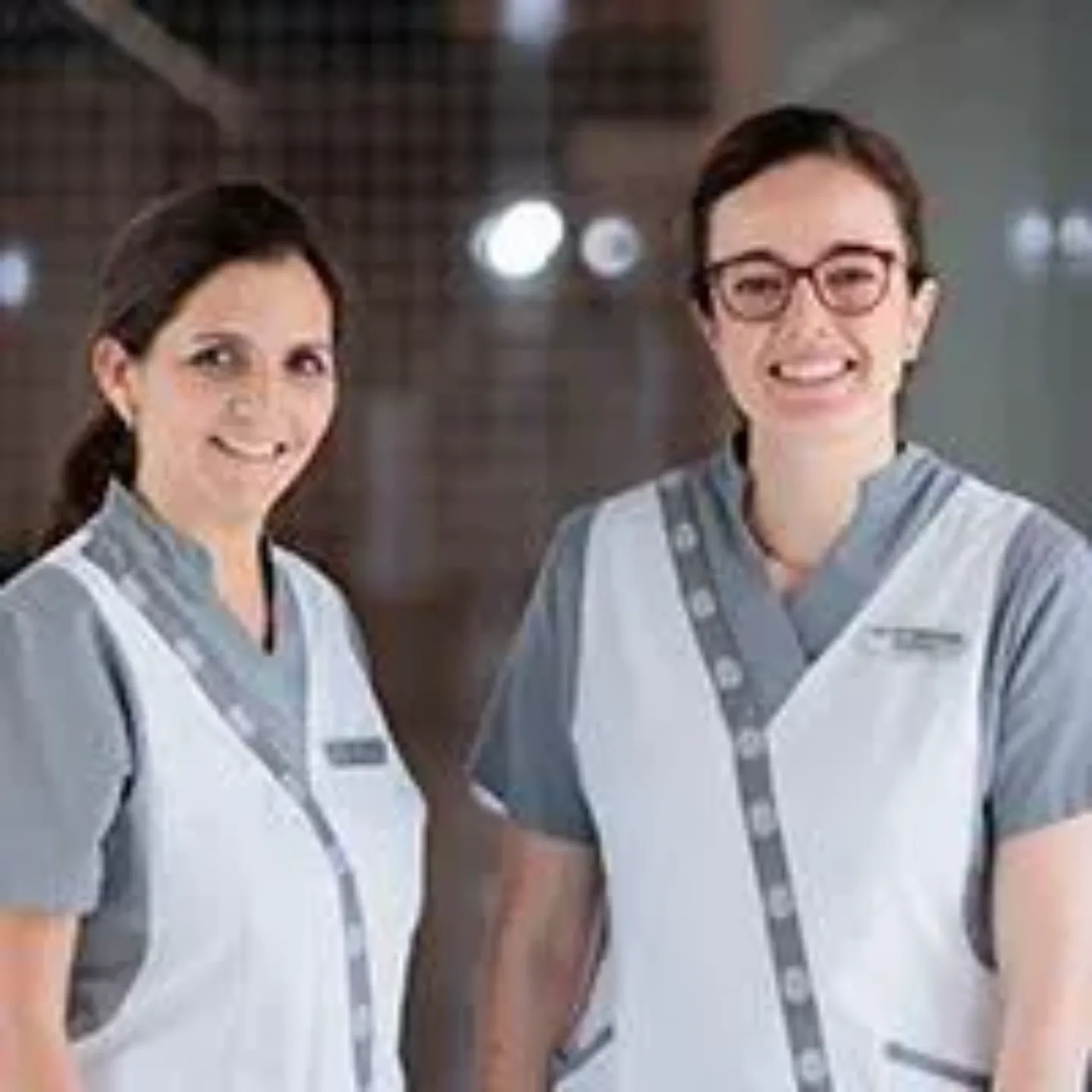 Imagen de dos enfermeras que controlan a distancia las úlceras vasculares de pacientes. Clínica Universidad de Navarra