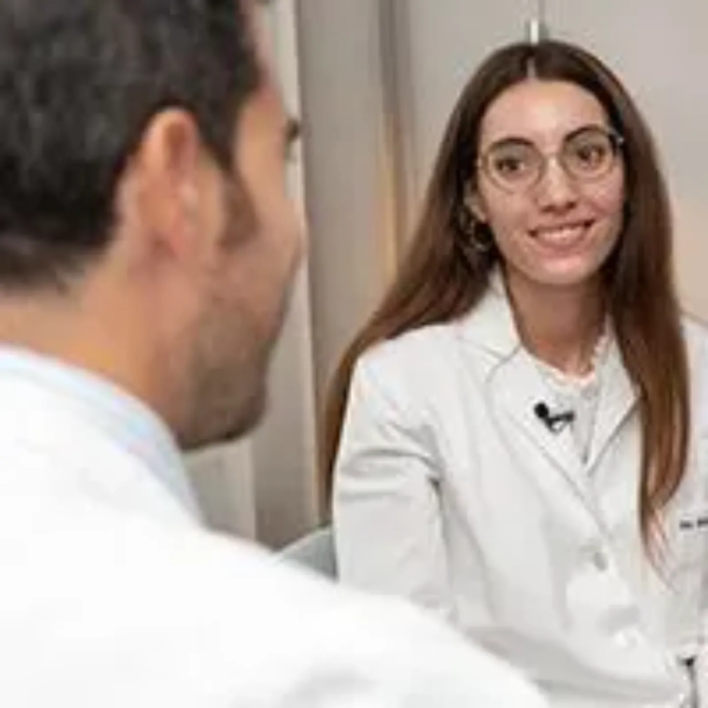 Imagen de un tutor con un residente en formación en la Clínica Universidad de Navarra.
