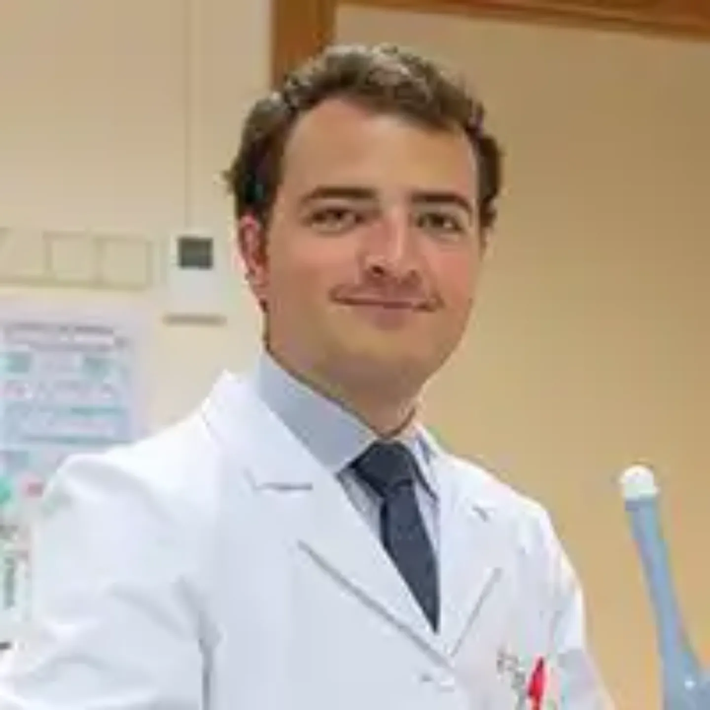 Imagen de un primer plano del estudiante de cuarto de Medicina, Javier Muerza, durante la rotación en Ginecología en la Clínica Universidad de Navarra.