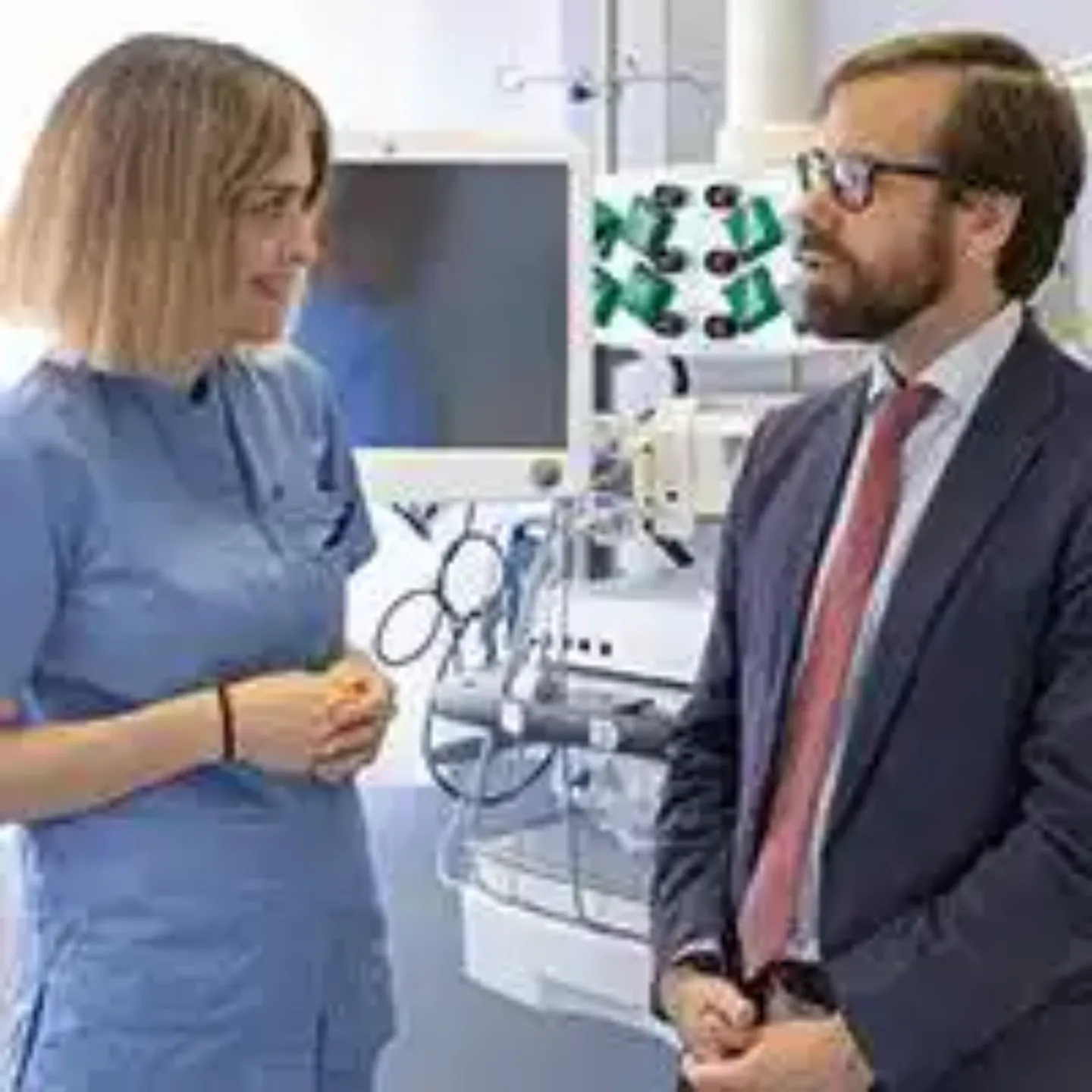 Imagen de la entrevista al alimón con María del Mar Sarasa y Álvaro Perlado, profesionales de la Clínica Universidad de Navarra, para la revista NoticiasCUN 129.