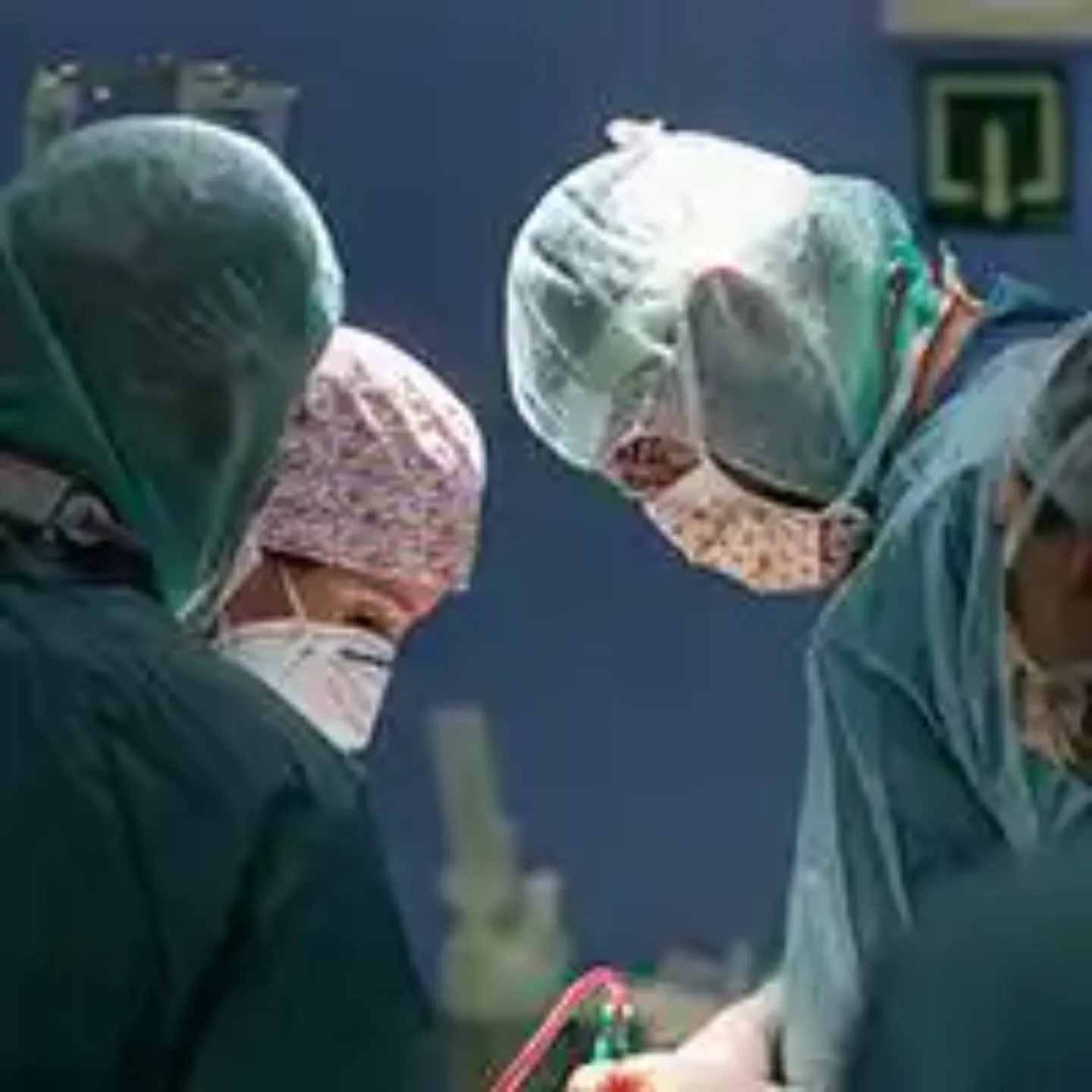 Imagen de detalle del Dr. Víctor Rodrigo, neurocirujano de la Clínica Universidad de Navarra, durante una intervención.