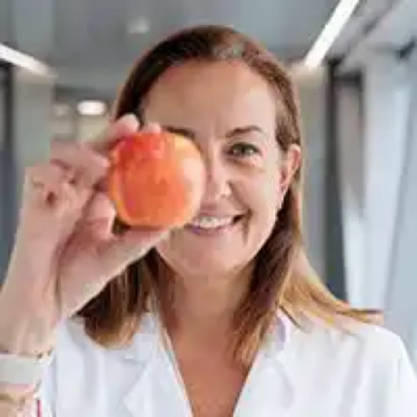Imagen de la especialista de la Unidad de Chequeos, la Dra. Almudena Beltrán, con una manzana como reflejo de la importancia de cuidarse bien.