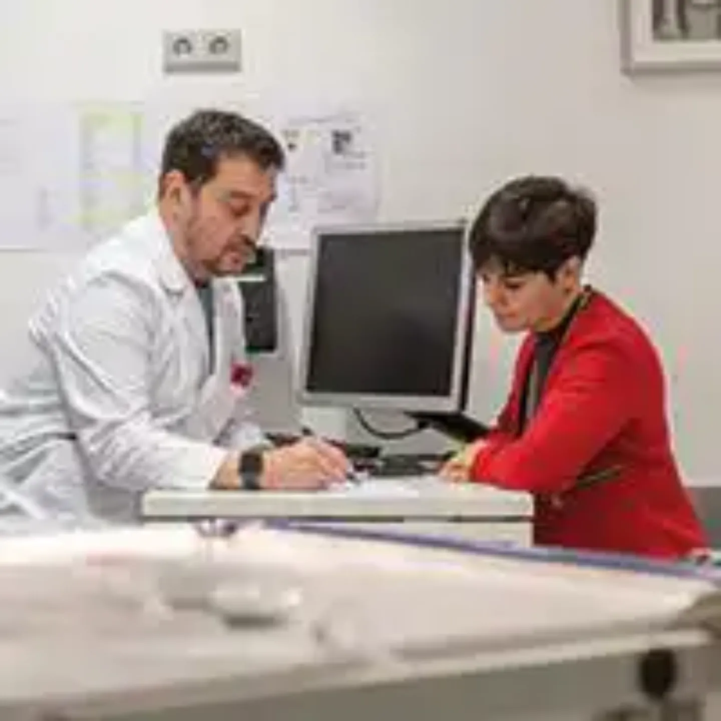 Imagen del Dr. José Javier Varo, del Servicio de Urgencias de la Clínica Universidad de Navarra, atendiendo a una paciente en la consulta.