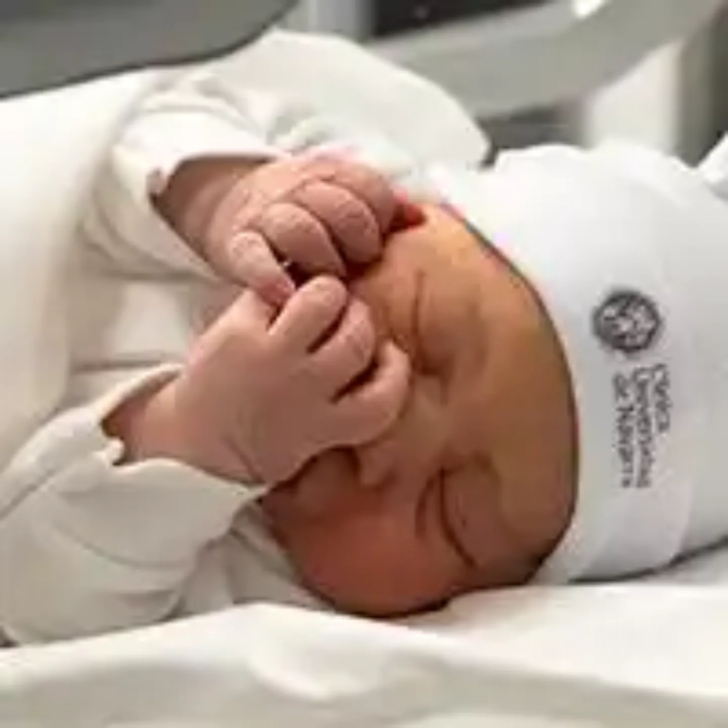 Imagen de un recién nacido en la Clínica Universidad de Navarra con su gorrito, que ilustra el reportaje sobre el estreno de la maternidad.