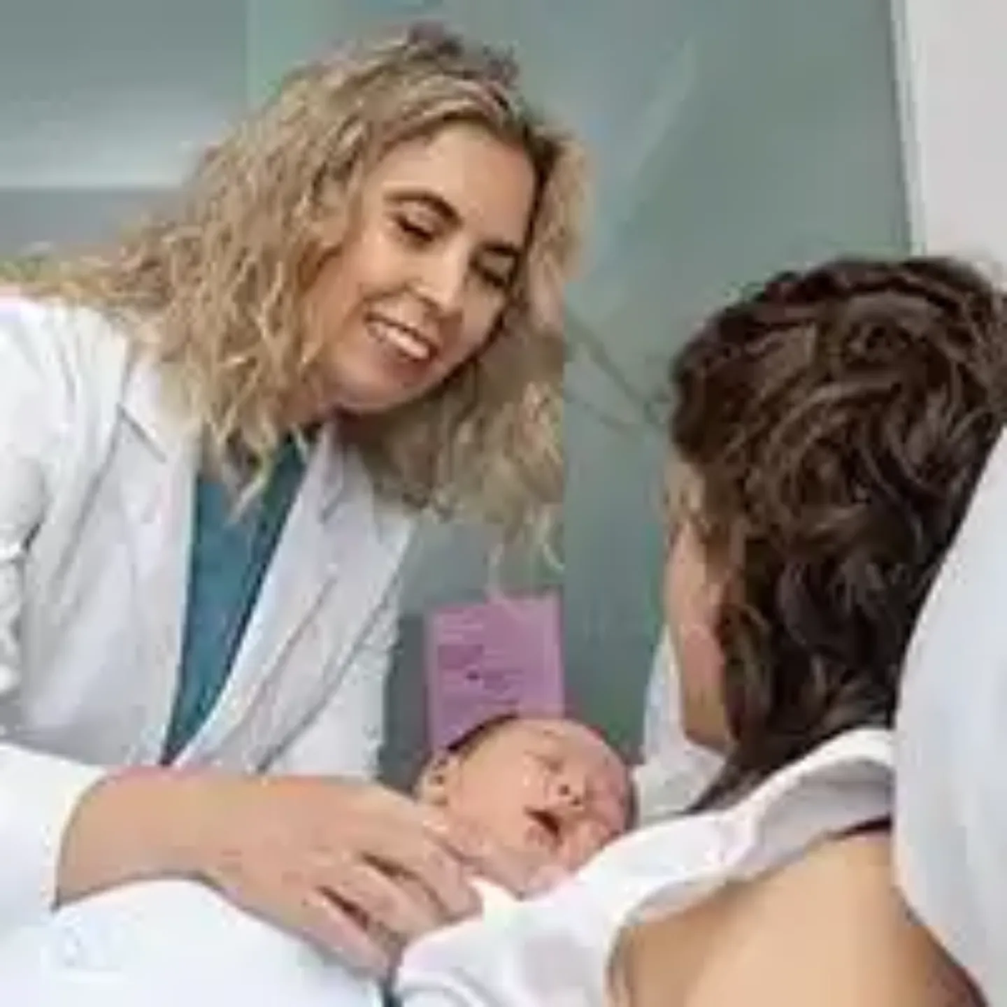 Imagen de la Dra. Mónica Riaza, responsable de la UCI Pediátrica y Neonatal de la Clínica Universidad de Navarra, atendiendo a una paciente.