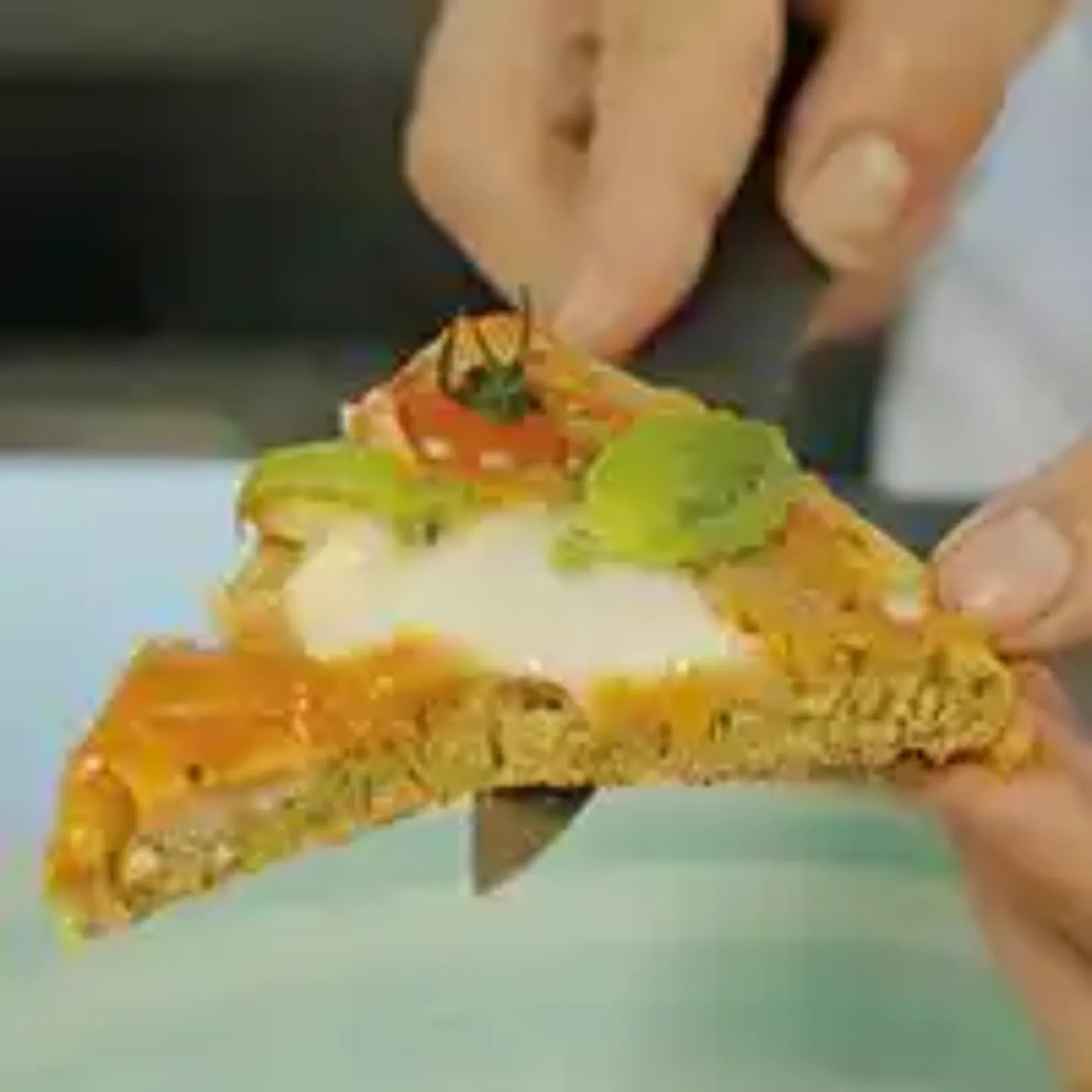 Imagen de un trozo de pizza saludable a base de brócoli adaptada para los niños realizada en las cocinas de la Clínica Universidad de Navarra.
