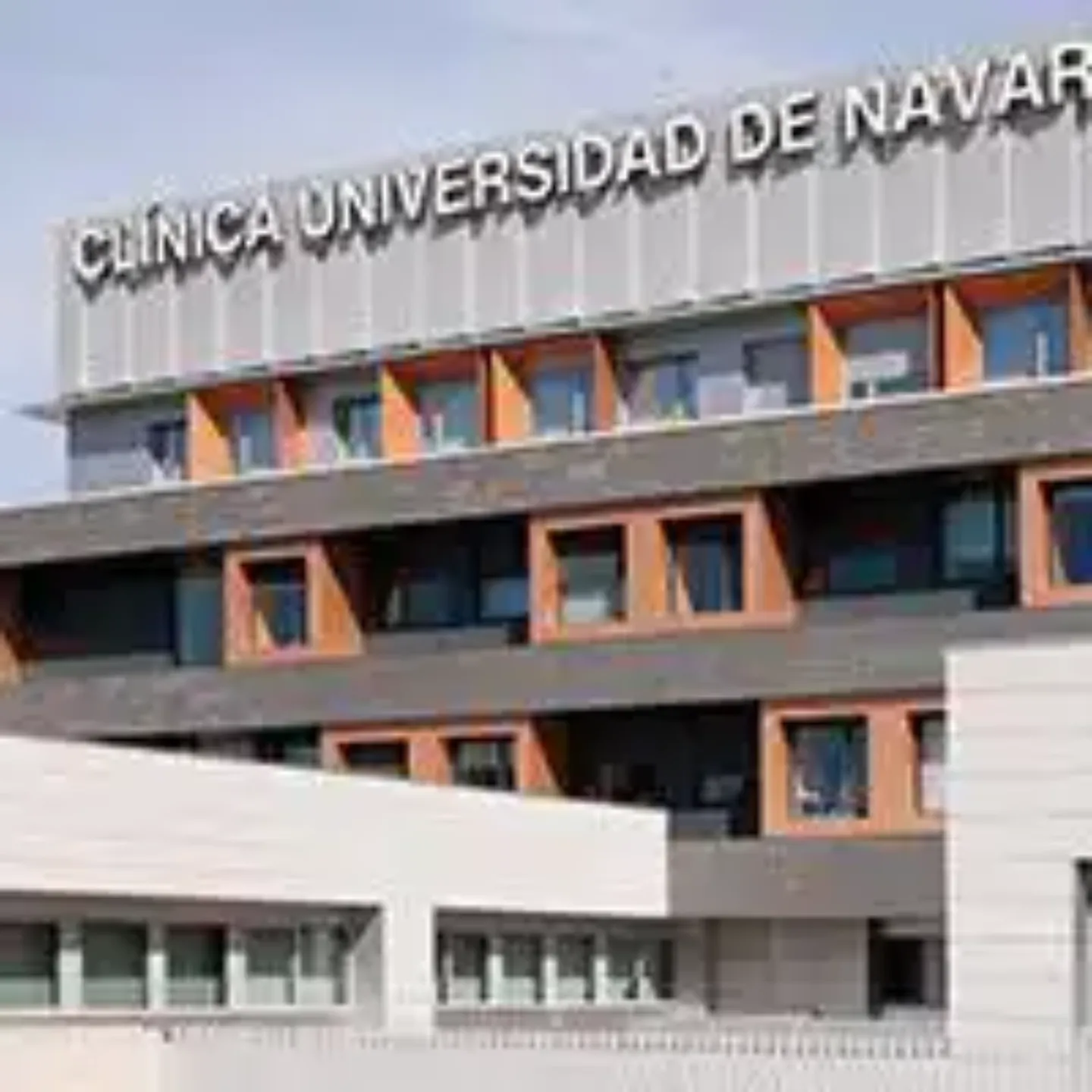 Imagen de la fachada de la Clínica Universidad de Navarra con la apertura de la tercera planta de hospitalización. 