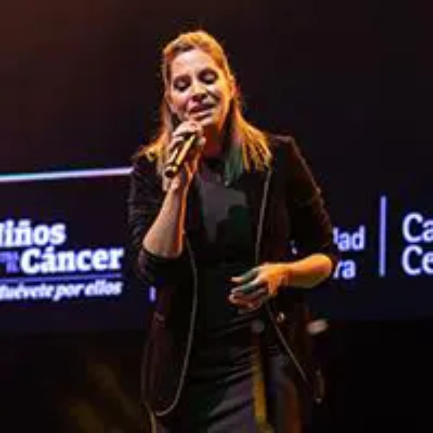Imagen de Leire Martínez cantando en la Gala Benéfica de Niños Contra el Cáncer. Clínica Universidad de Navarra