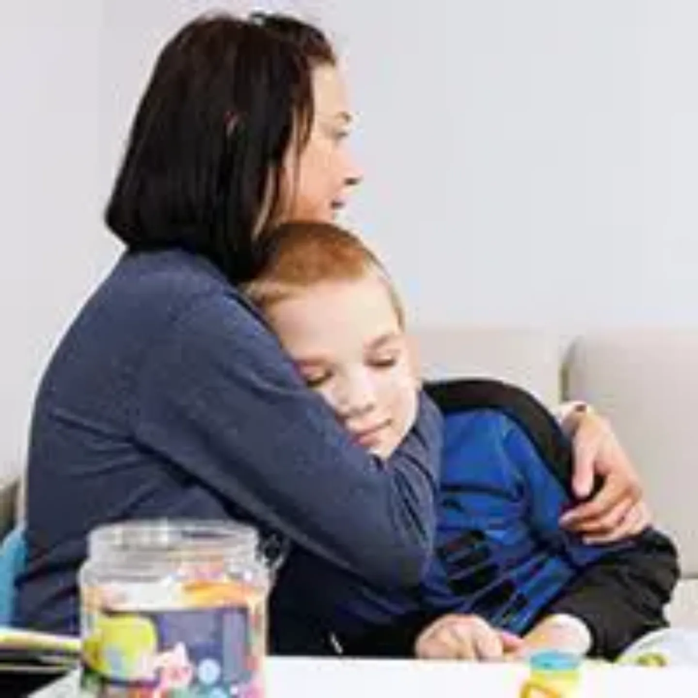 Imagen de Marko, paciente pediátrico, con su madre, Liu dándose un abrazo. Clínica Universidad de Navarra