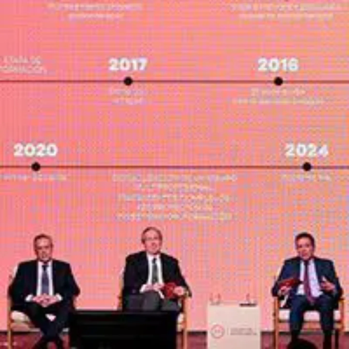 Imagen de varios ponentes durante una mesa redonda en el evento paciente MIL de la Unidad de Protonterapia de la Clínica Universidad de Navarra.