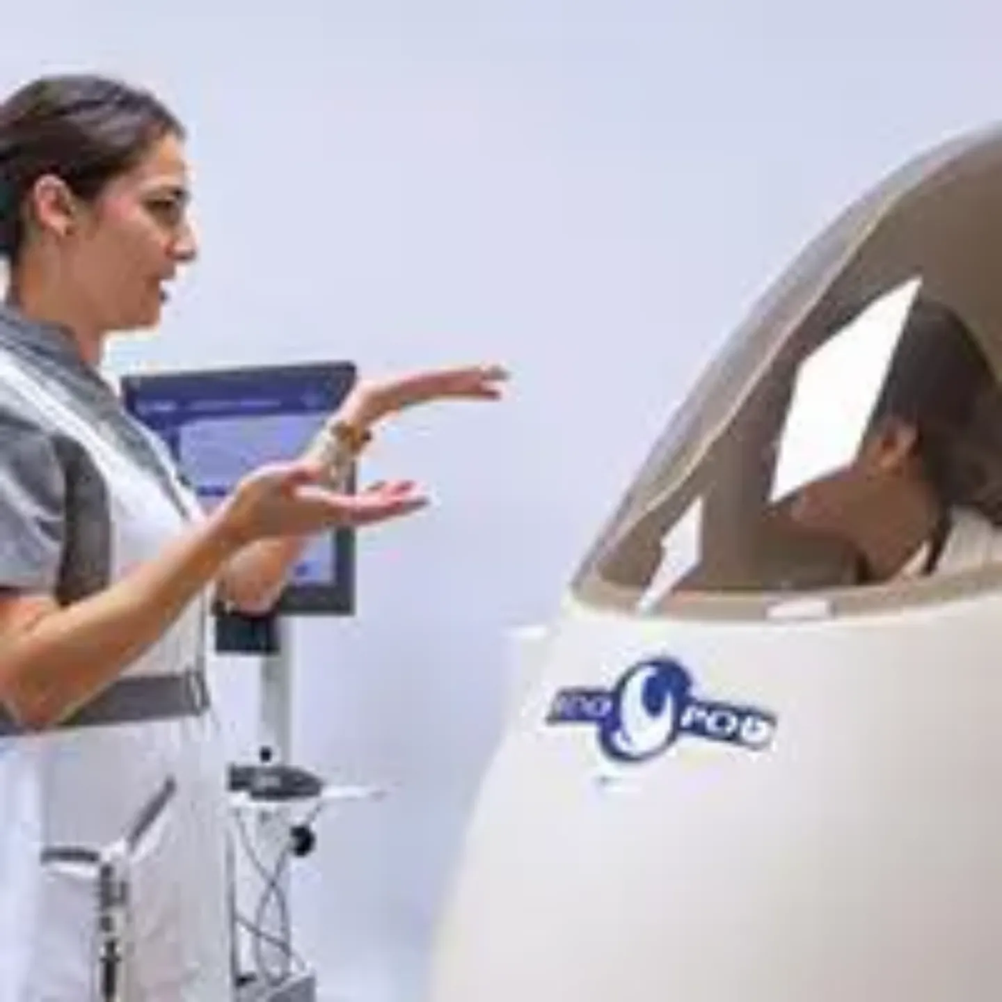 Imagen de una enfermera con un paciente en el bodpod. Clínica Universidad de Navarra