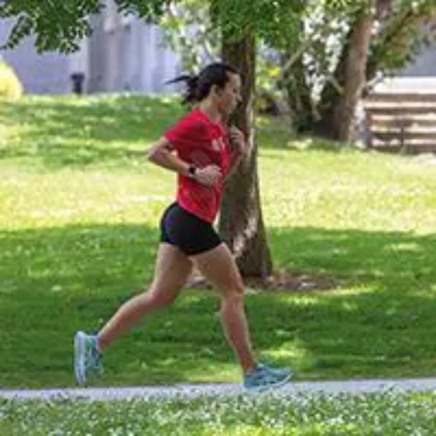 Imagen de una chica joven corriendo por el campus. Clínica Universidad de Navarra