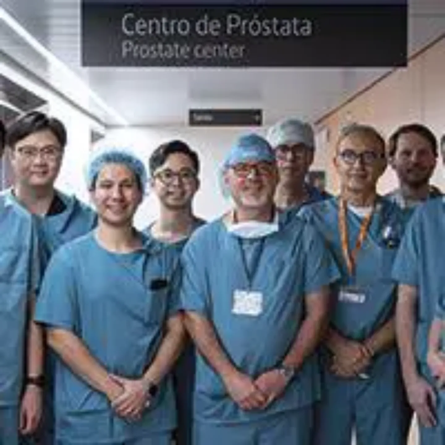 El Dr. Bernardino Miñana junto a varios urólogos internacionales en el Centro de Próstata de la Clínica Universidad de Navarra. 