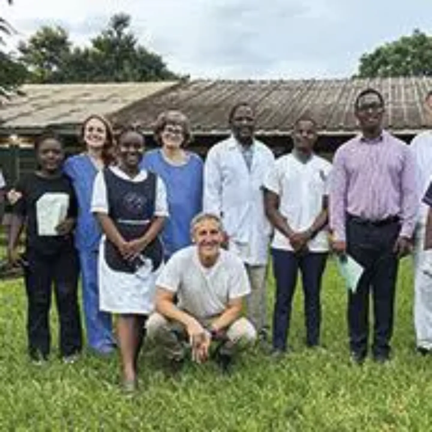 Imagen del Dr. Pedro Redondo en Malawi junto más personas que participan en el proyecto solidario Dermalawi.