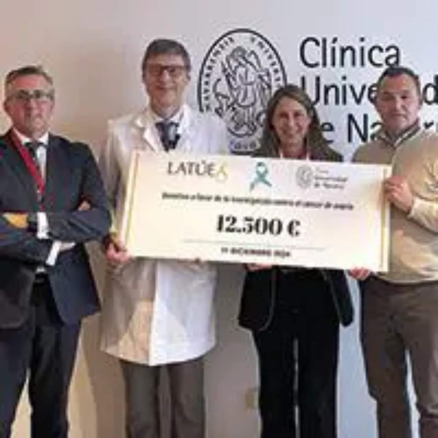 Imagen de Miguel Vallinas, CUN 360; el Dr. Antonio González, director del CCUN; Belén Casasús, del Cima y Agustín Viana, actual presidente de Bodegas Latúe con un cheque de donación para investigar. Clínica Universidad de Navarra
